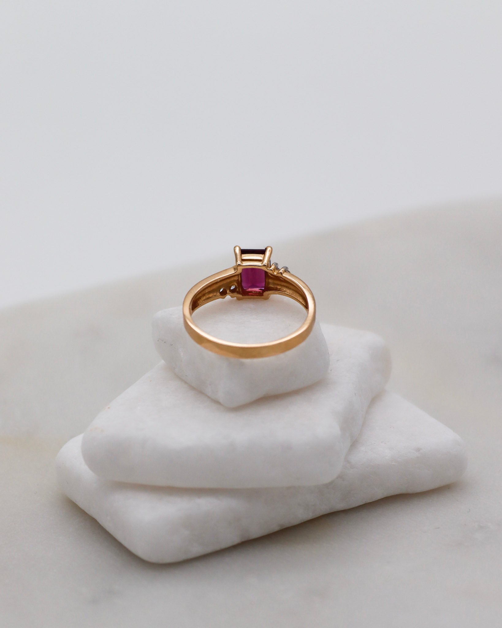 Vintage-Ring Florence mit 0.5ct Rhodolith & 0.06ct Brillanten im Baguette-Design aus 585/-Gelbgold – erhältlich in München und Augsburg