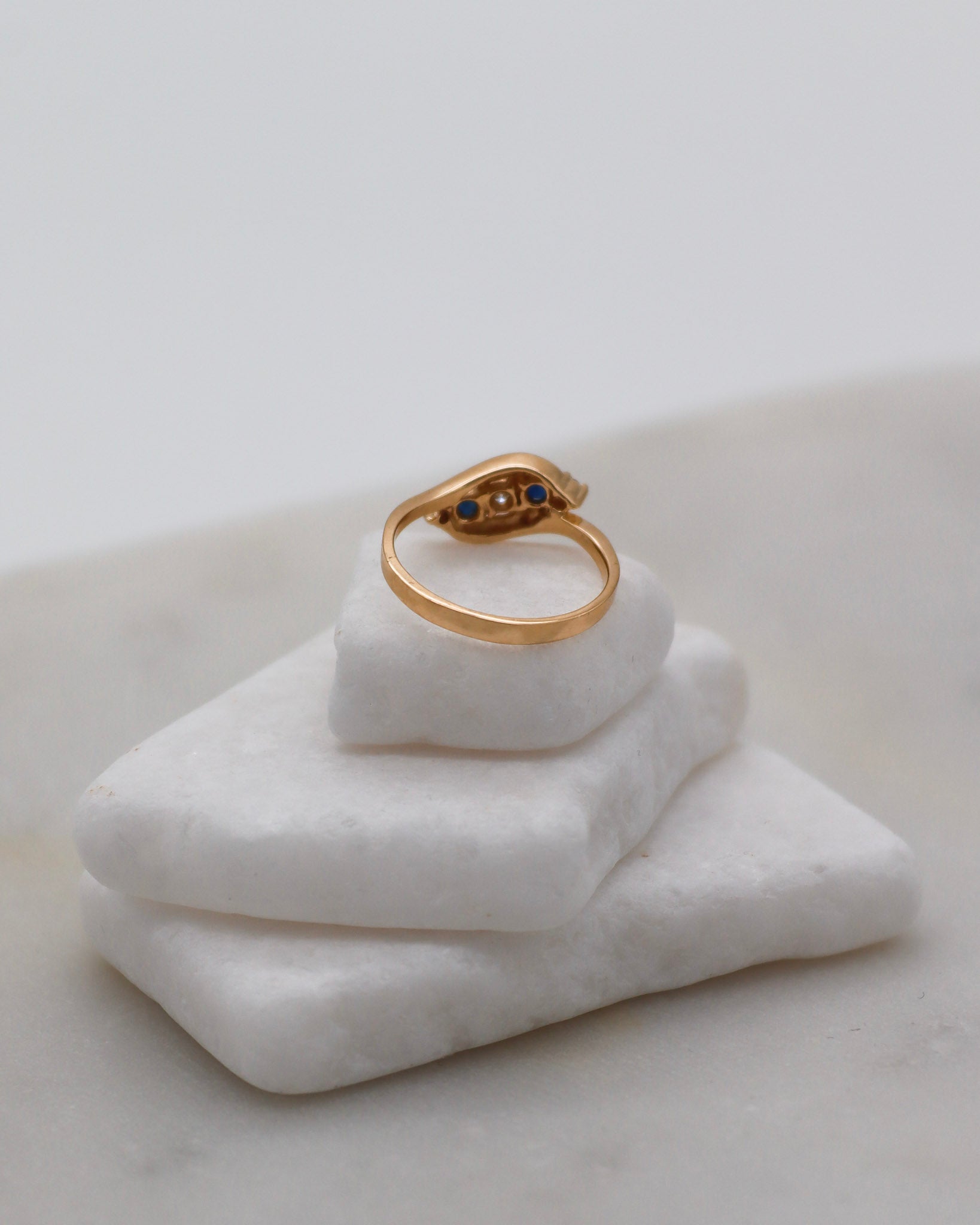 Vintage-Ring Gertrude mit 0.15ct Saphiren & 0.10ct Brillanten, florale Ringschiene aus 585/-Gelbgold – erhältlich in München und Augsburg