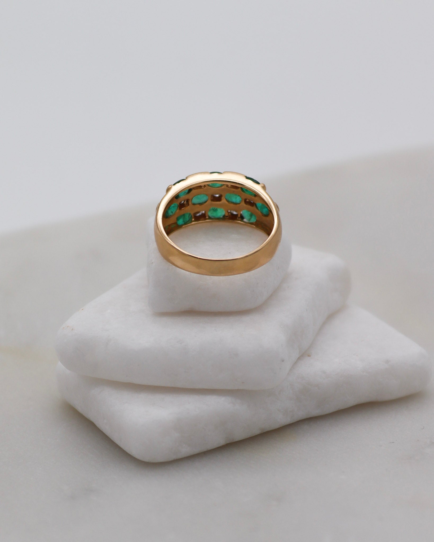 Vintage-Ring Harriet mit 0.73ct Smaragden & 0.18ct Brillanten, breite Art-Déco-Ringschiene aus 585/-Gelbgold – erhältlich in München und Augsburg