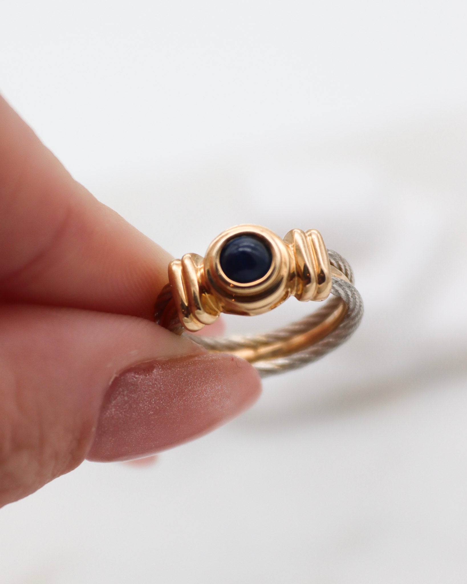 Vintage-Ring Irene mit 0.5ct Saphir in Bezel-Fassung, Bicolor-Ringschiene aus 585/-Gelbgold & Weißgelbgold – erhältlich in München und Augsburg