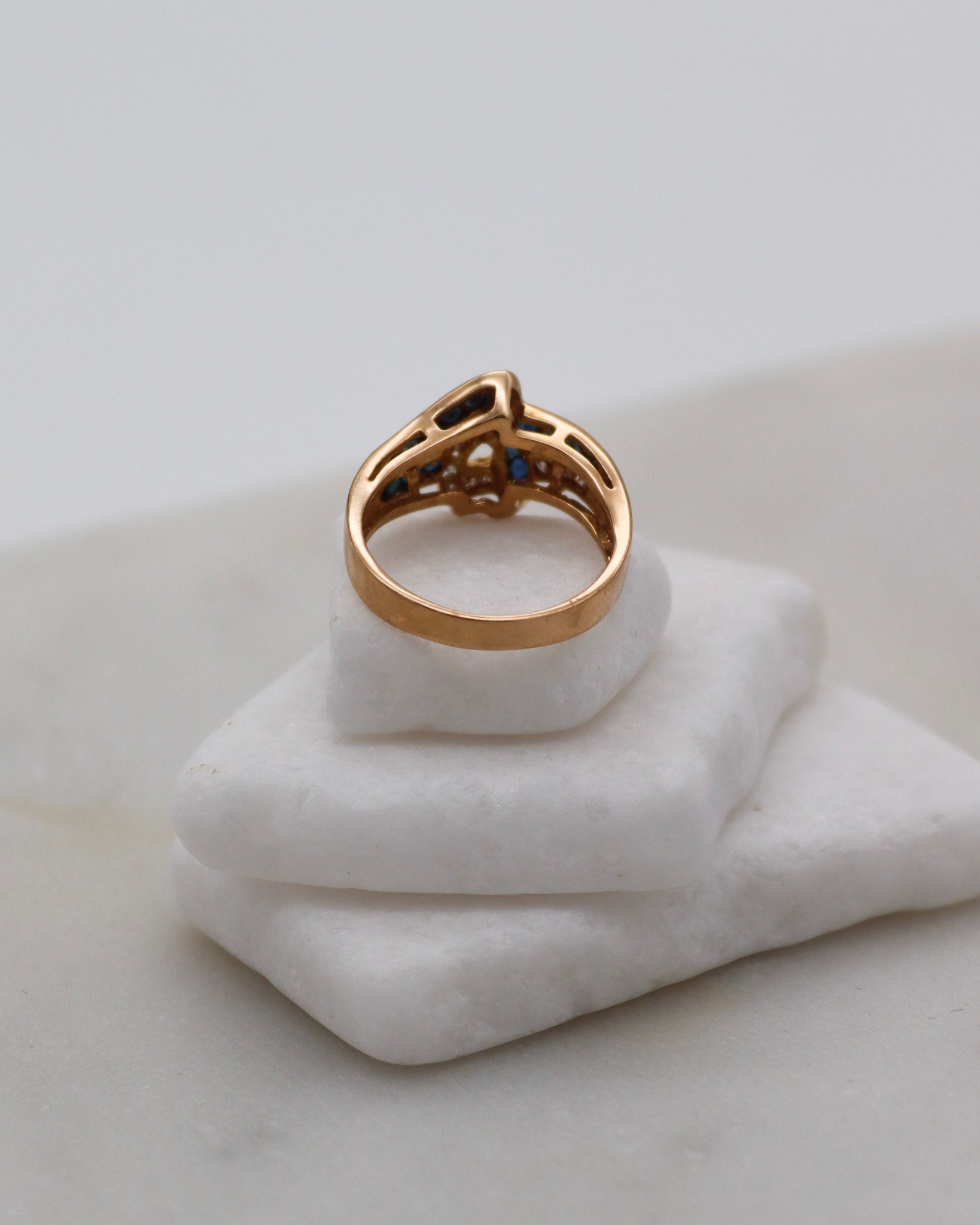Vintage-Ring Jaqueline mit 0.20ct Saphiren & 0.15ct Brillanten, Knotendetail in 585/-Gelbgold – erhältlich in München und Augsburg