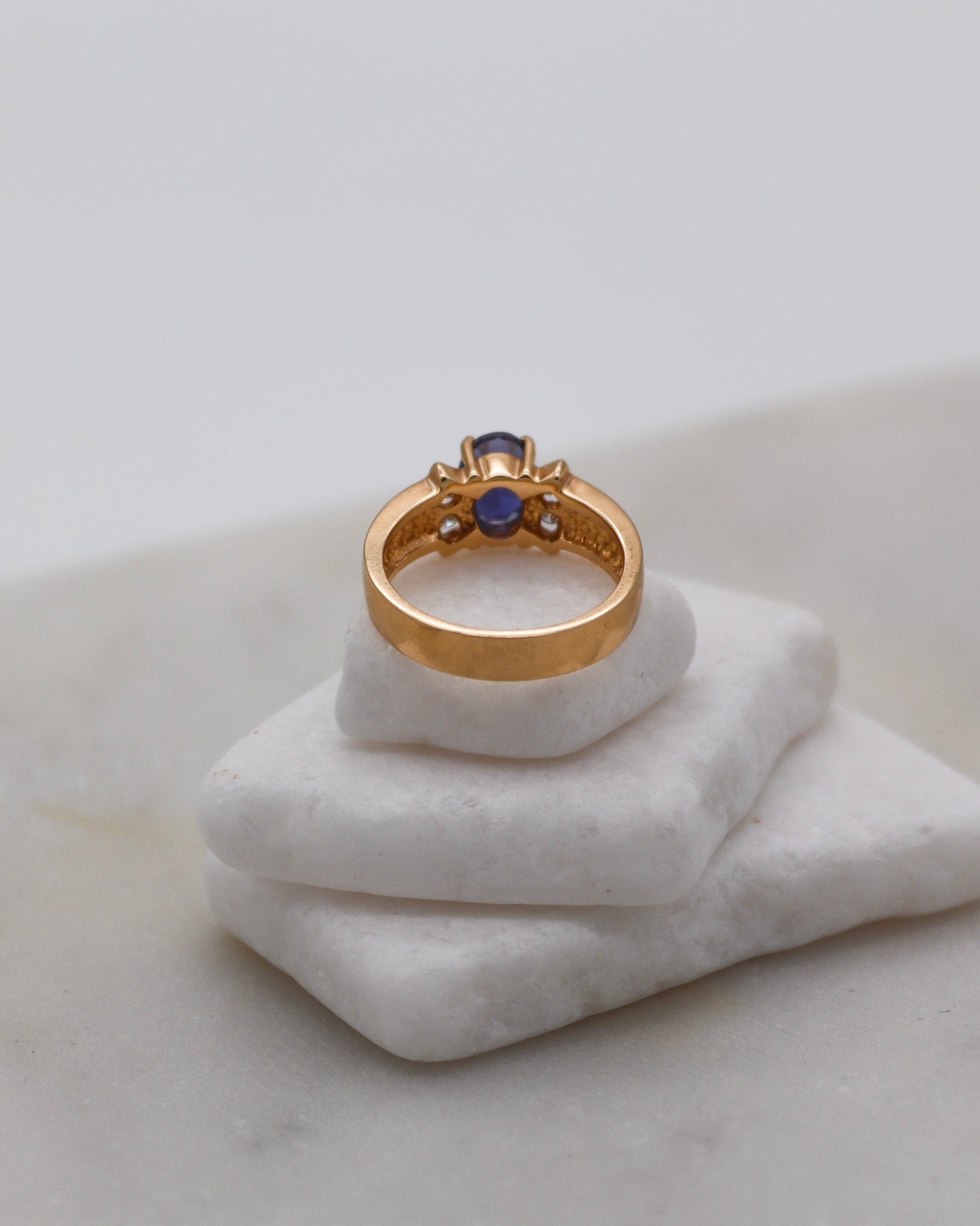 Vintage-Ring Kathleen mit 0.80ct Iolith & 0.08ct Brillanten, Bow-Tie-Rillenmuster in 585/-Gelbgold – erhältlich in München und Augsburg