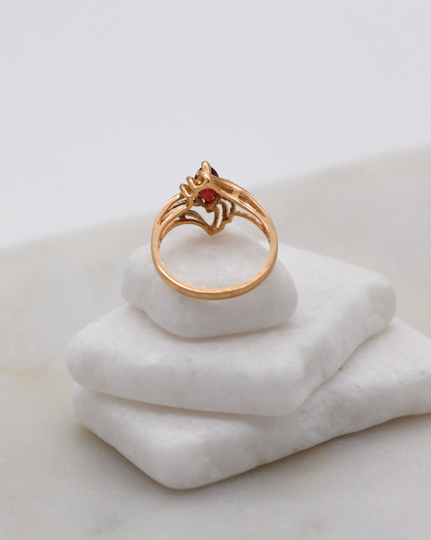 Vintage-Ring Lorraine mit 0.30ct Granat & 0.02ct Brillanten im Art-Déco-Stil, gefertigt aus 585/-Gelbgold – erhältlich in München und Augsburg