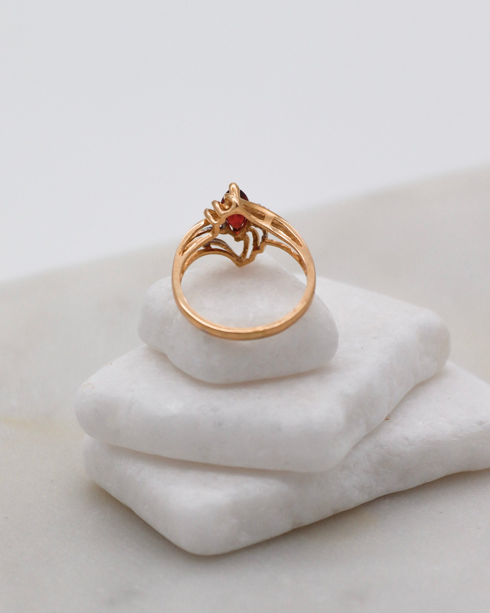 Vintage-Ring Lorraine mit 0.30ct Granat & 0.02ct Brillanten im Art-Déco-Stil, gefertigt aus 585/-Gelbgold – erhältlich in München und Augsburg