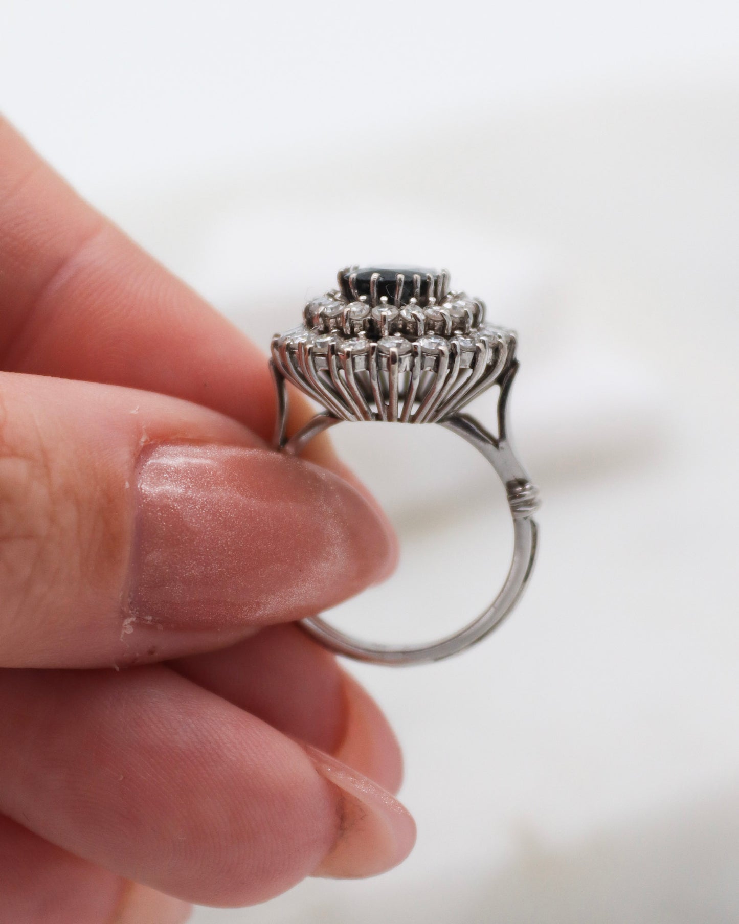 Vintage-Ring Diana mit 1.5ct Saphir, 0.54ct Brillanten & 1.26ct Diamanten im Double Halo, gefertigt aus 585/-Weißgelbgold – erhältlich in München und Augsburg