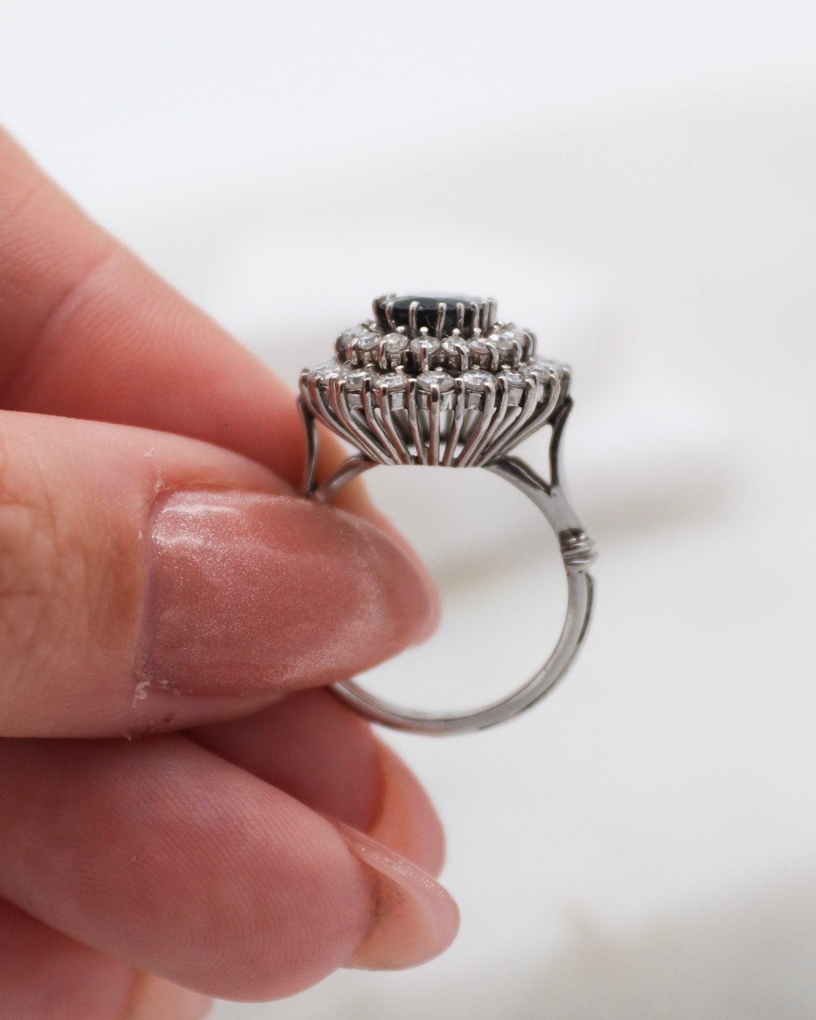 Vintage-Ring Diana mit 1.5ct Saphir, 0.54ct Brillanten & 1.26ct Diamanten im Double Halo, gefertigt aus 585/-Weißgelbgold – erhältlich in München und Augsburg