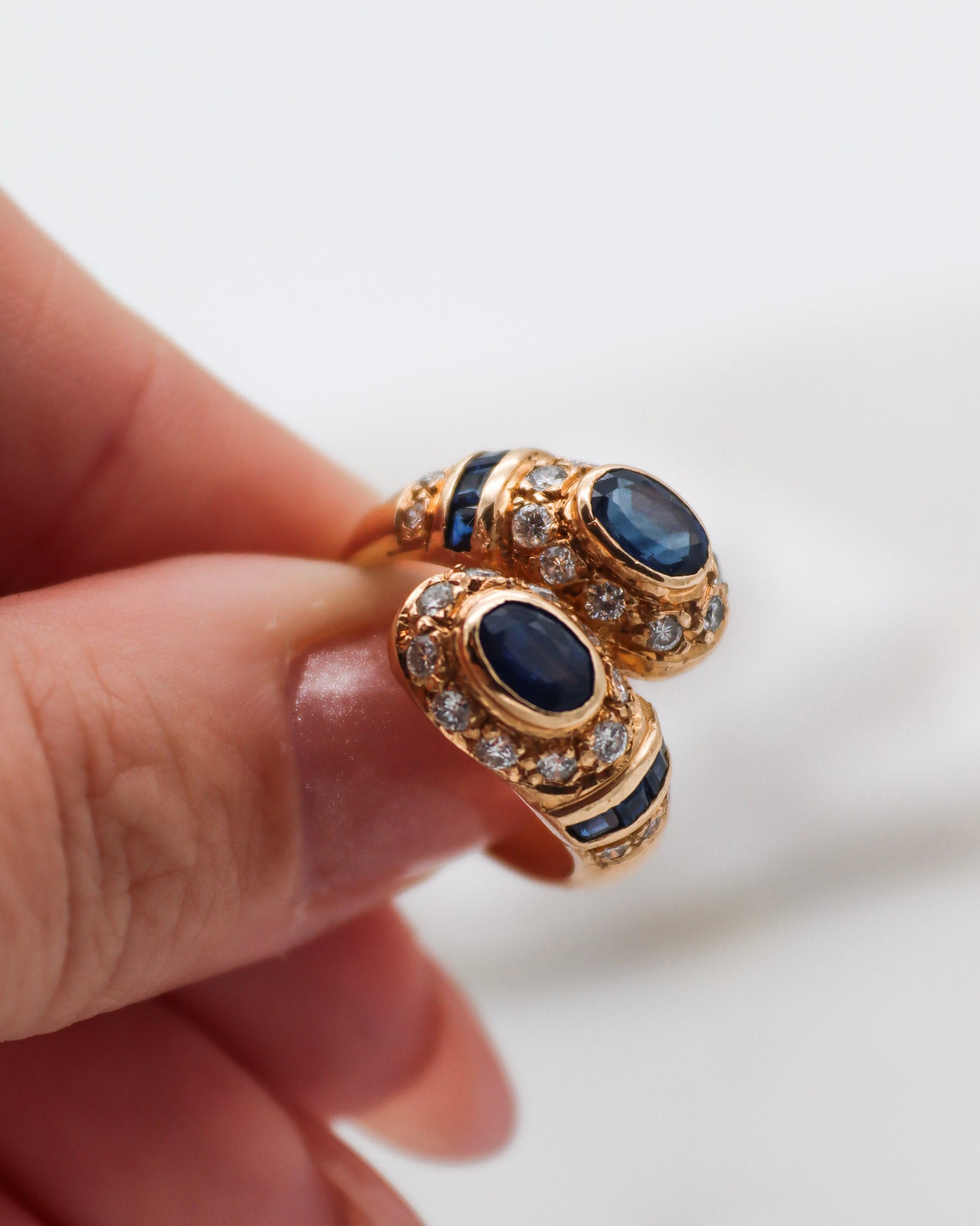 Vintage-Ring Pauline mit 0.70ct Saphiren & 0.50ct Brillanten, serpentinenförmiges Design in 585/-Gelbgold – erhältlich in München und Augsburg