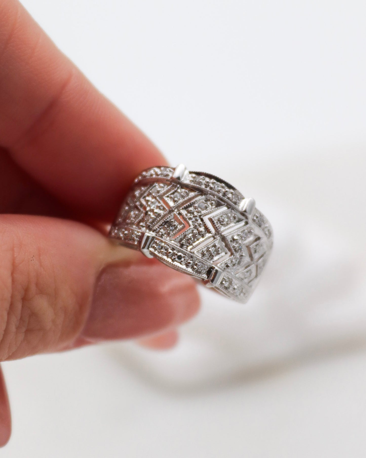 Vintage-Ring Regina mit 0.22ct Brillanten, Zickzack-Design & breiter Bicolor-Ringschiene aus 585/-Weißgelbgold – erhältlich in München und Augsburg
