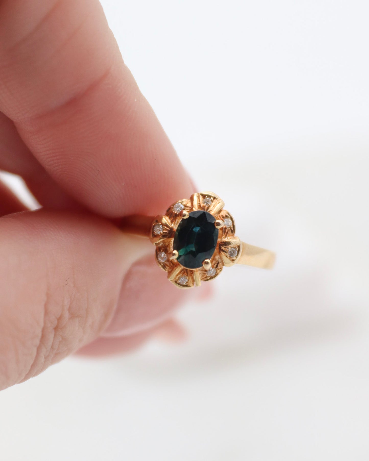 Vintage-Ring Vera mit 0.85ct Saphir & 0.07ct Brillanten im gregorianischen Halo, gefertigt aus 585/-Gelbgold – erhältlich in München und Augsburg