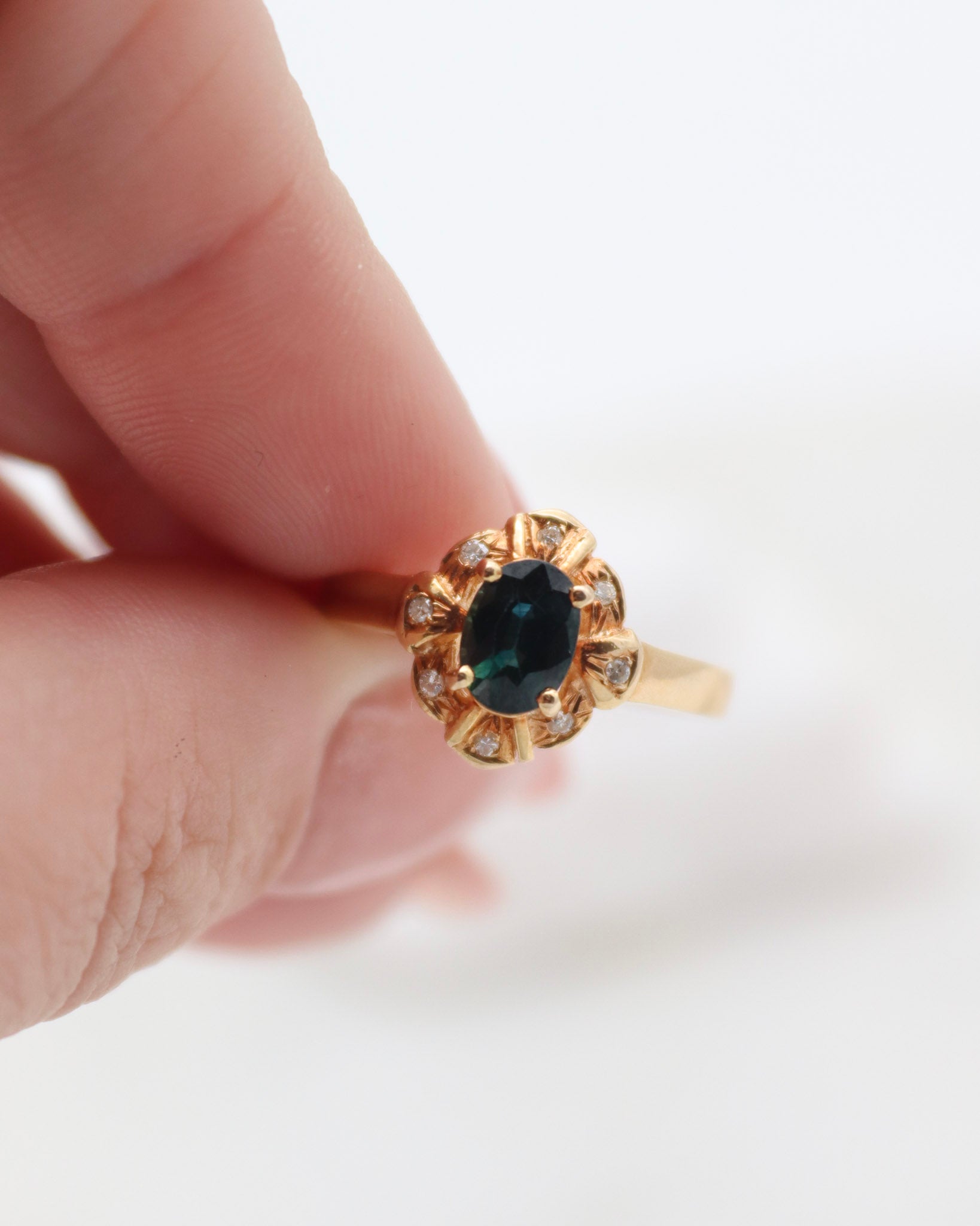 Vintage-Ring Vera mit 0.85ct Saphir & 0.07ct Brillanten im gregorianischen Halo, gefertigt aus 585/-Gelbgold – erhältlich in München und Augsburg