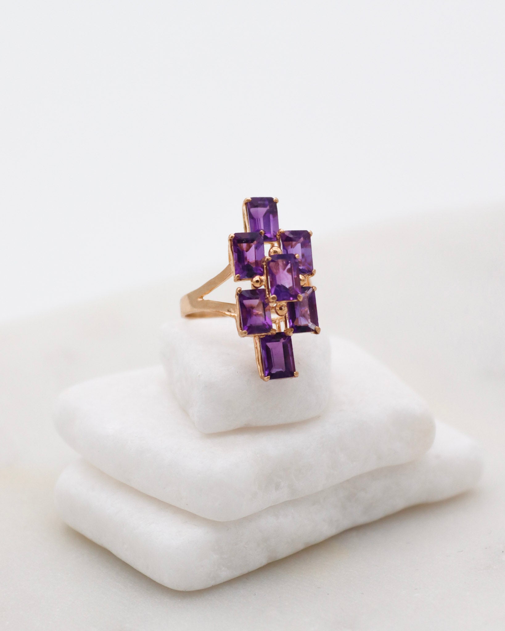 Vintage-Ring Wanda mit ca. 3ct Amethysten im Emerald Cut und Cathedral-Fassung aus 585er Gelbgold – erhältlich in München und Augsburg