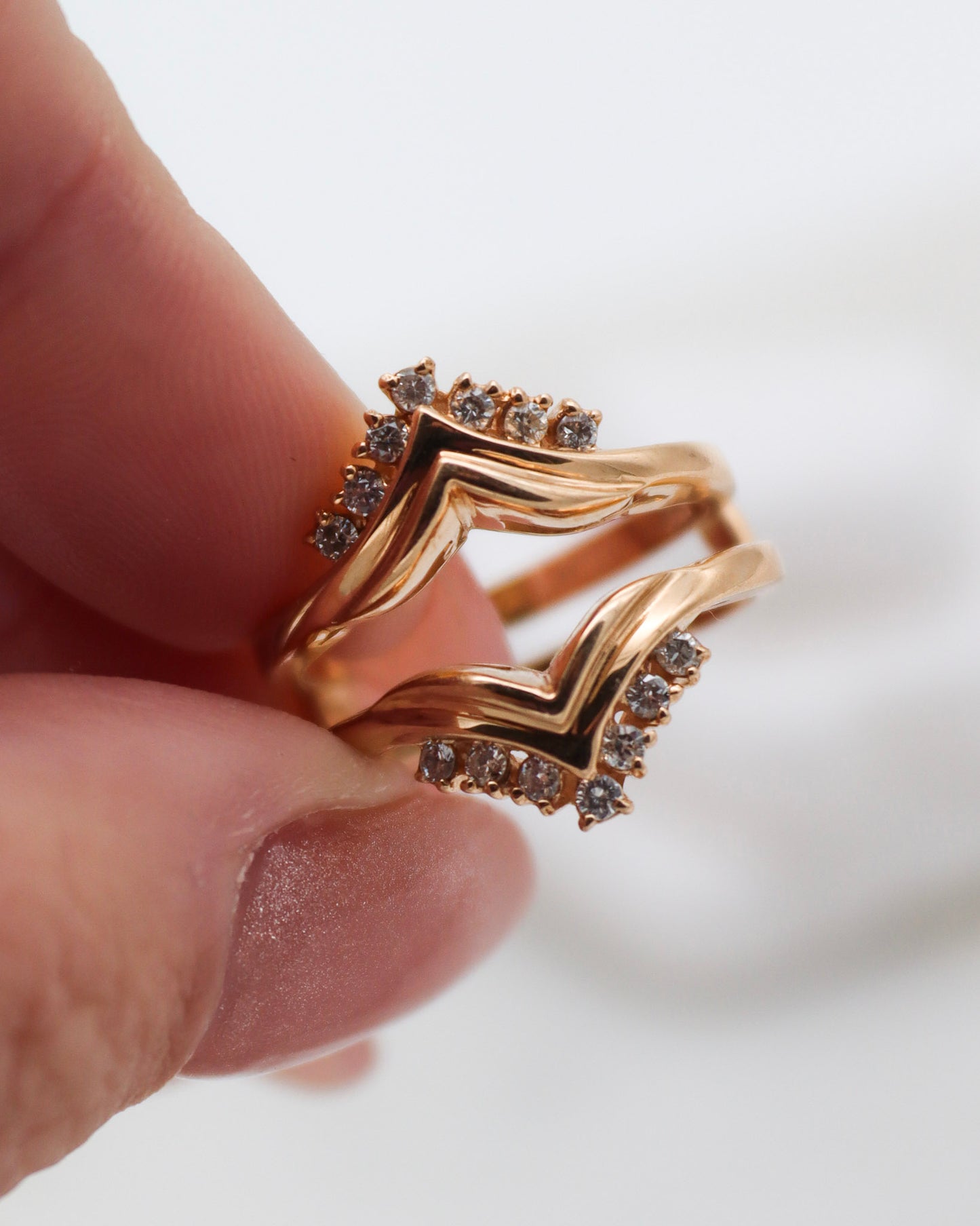 Vintage-Ring Yvonne mit 0.14ct Brillanten (W/P1), Doppelring-Optik als Guardring in 585/-Gelbgold – erhältlich in München und Augsburg