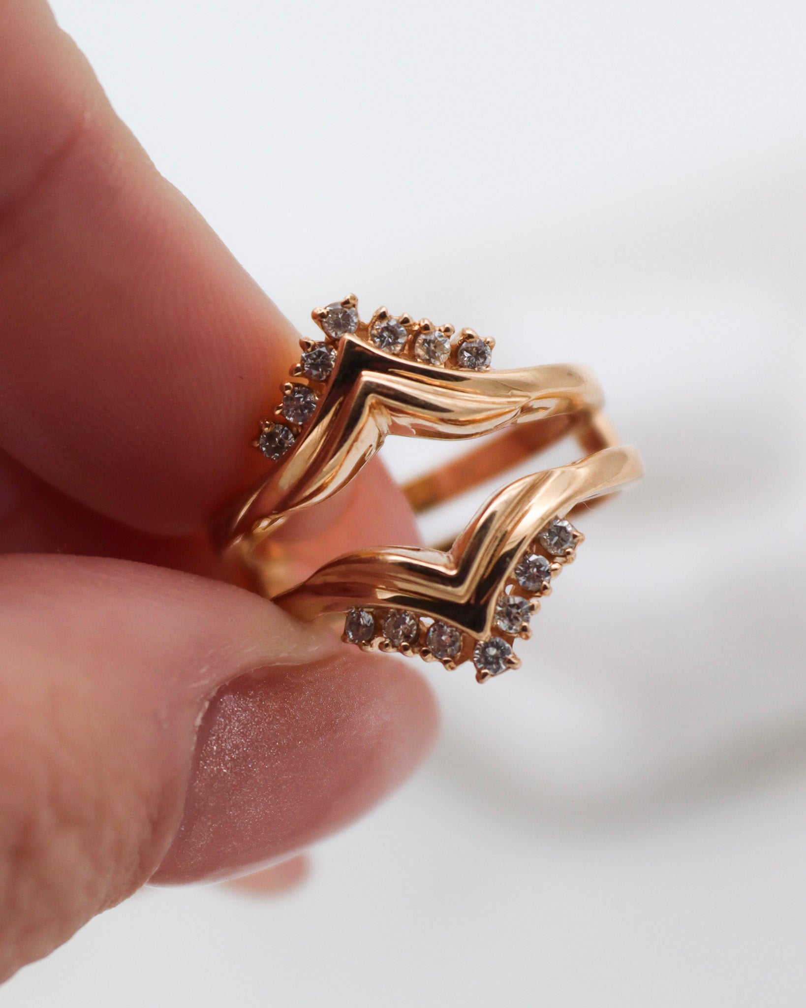 Vintage-Ring Yvonne mit 0.14ct Brillanten (W/P1), Doppelring-Optik als Guardring in 585/-Gelbgold – erhältlich in München und Augsburg
