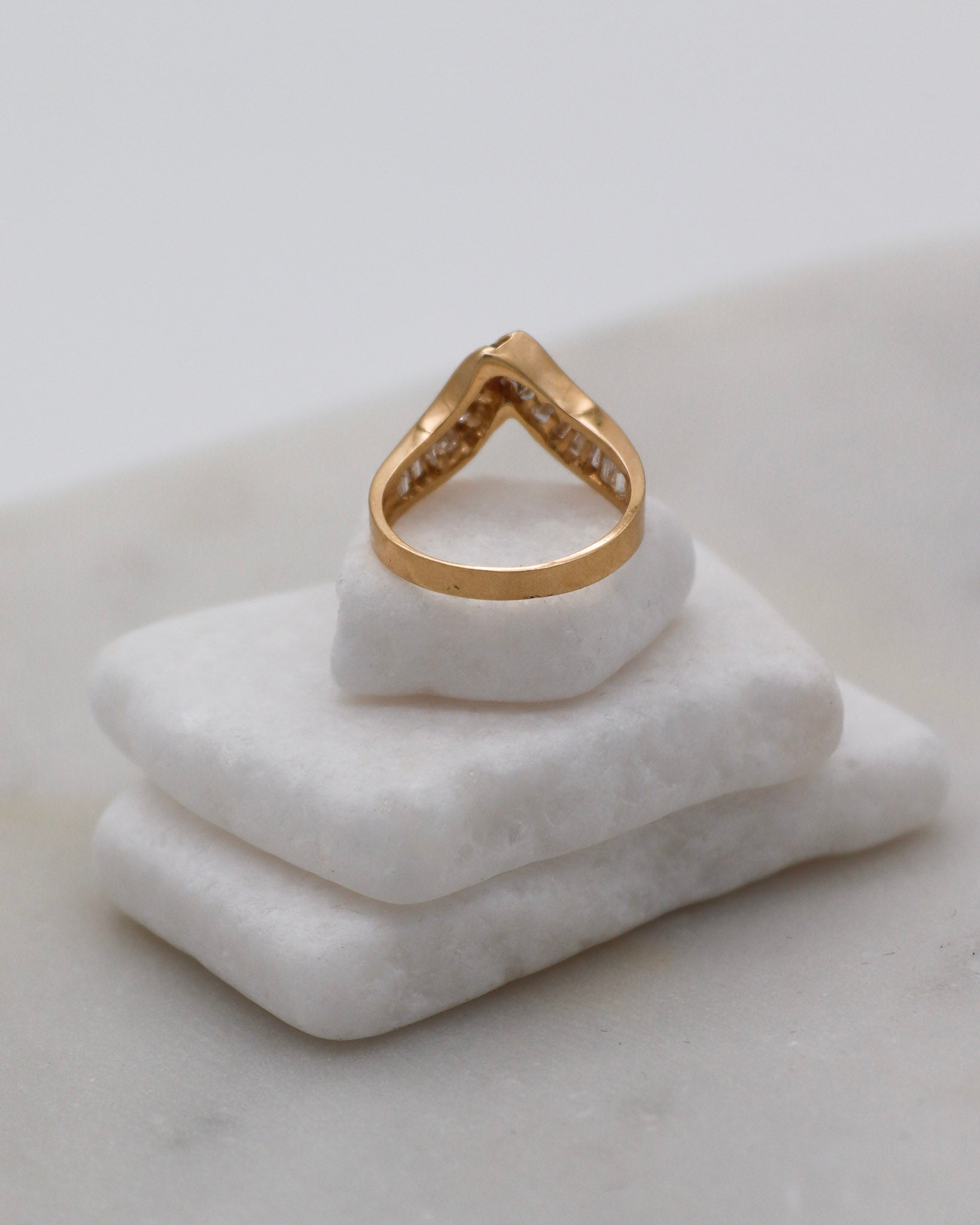 Vintage-Ring Beatrix mit 1.75ct Baguette- & Tapered-Diamanten in Invisible Setting, geschwungener Schwungring aus 585/-Gelbgold – erhältlich in München und Augsburg