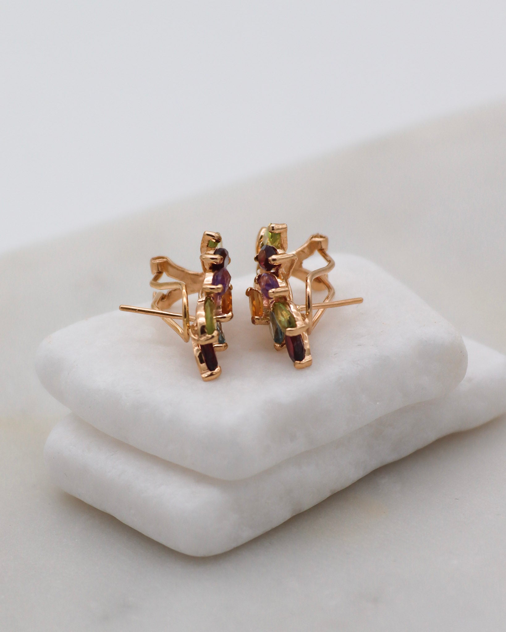 Colette Vintage-Ohrringe mit Peridots, Granaten, Amethyst, Citrin & Diamanten in 585/-Gelbgold, florales Design – erhältlich in München und Augsburg
