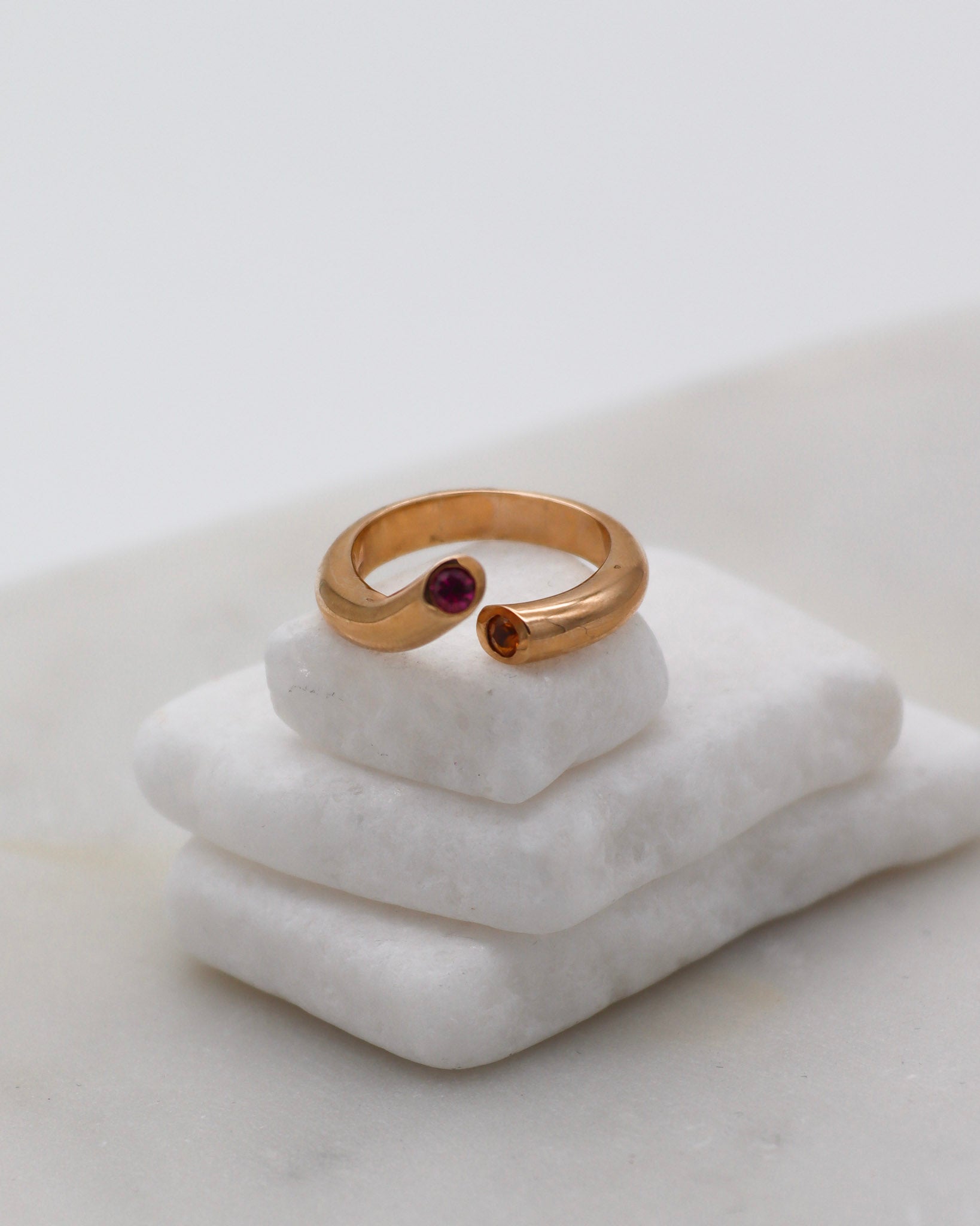 Vintage-Ring Eloise mit 0.05ct Rubin & 0.05ct Citrin in Bezel-Fassung, offenes Splitring-Design aus 585/-Gelbgold – erhältlich in München und Augsburg