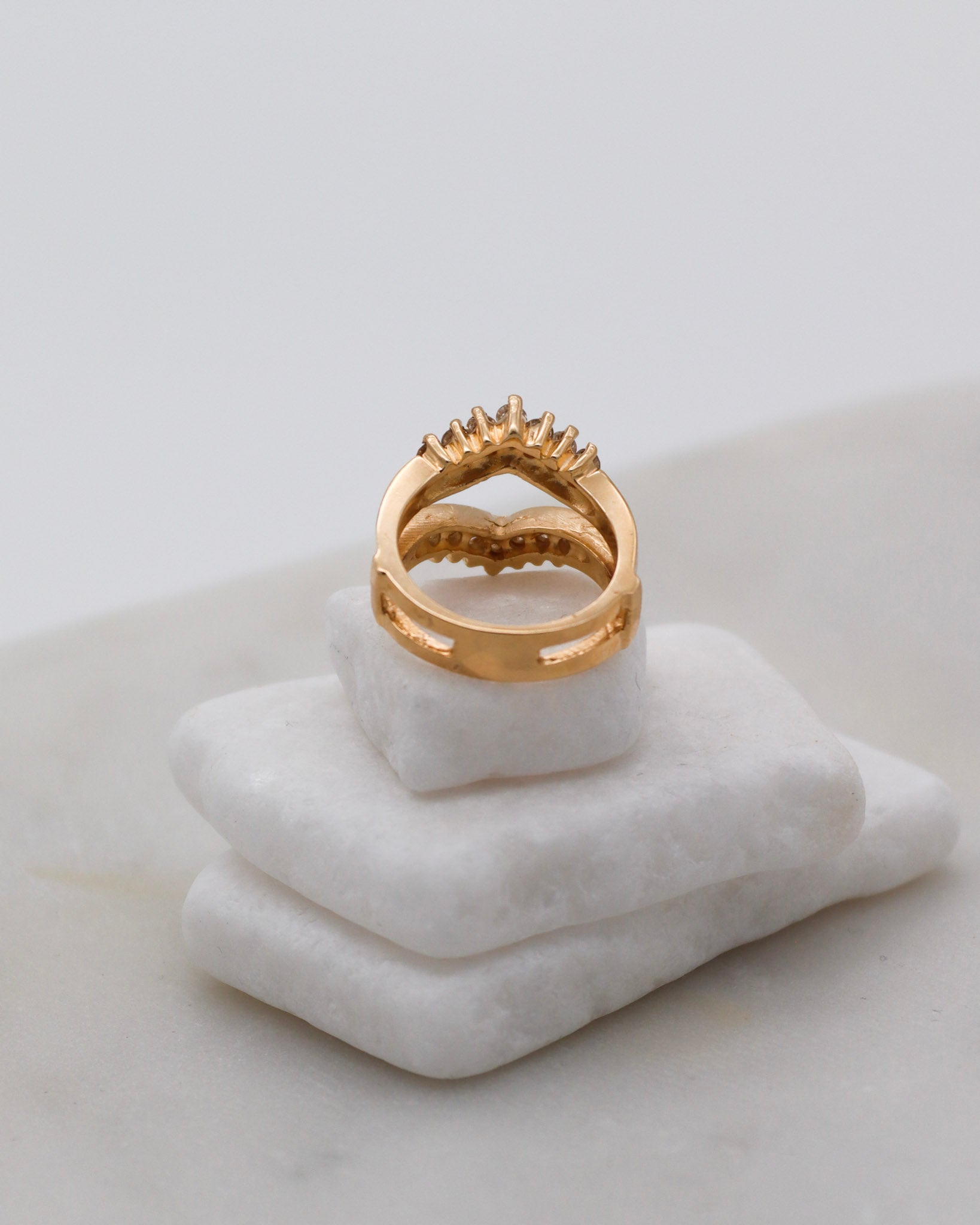 Vintage-Ring Genevieve mit 0.72ct Brillanten (W/P1), gespaltene Guardring-Ringschiene aus 585/-Gelbgold – erhältlich in München und Augsburg