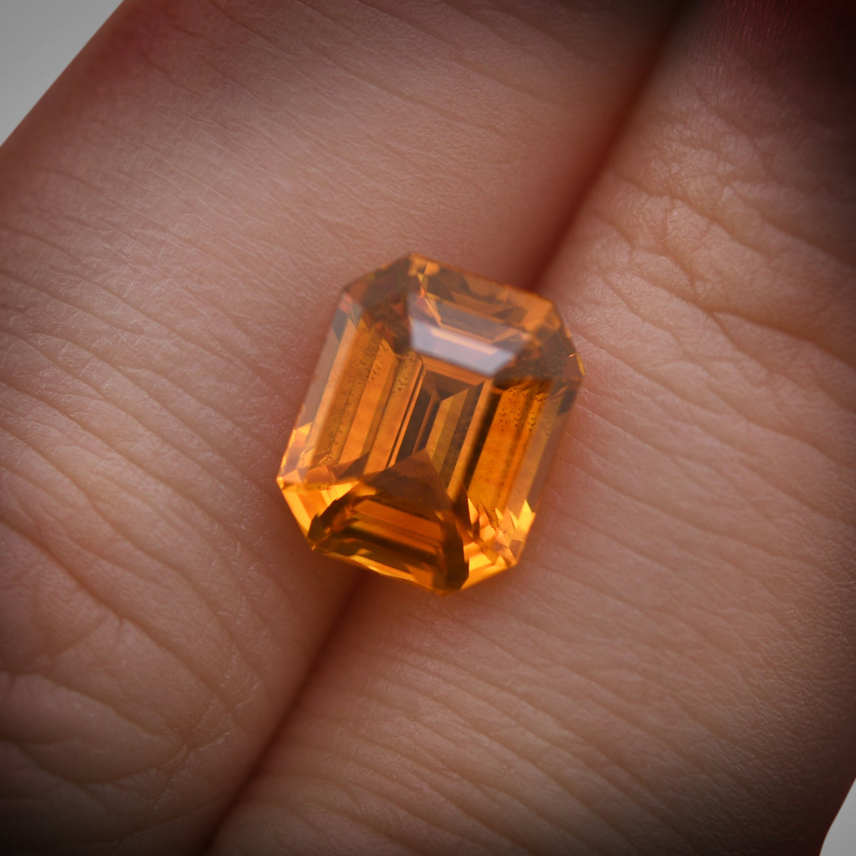 Smaragdgrüner Saphir | 4,5 ct | Orange | GIA | Ref. 718604