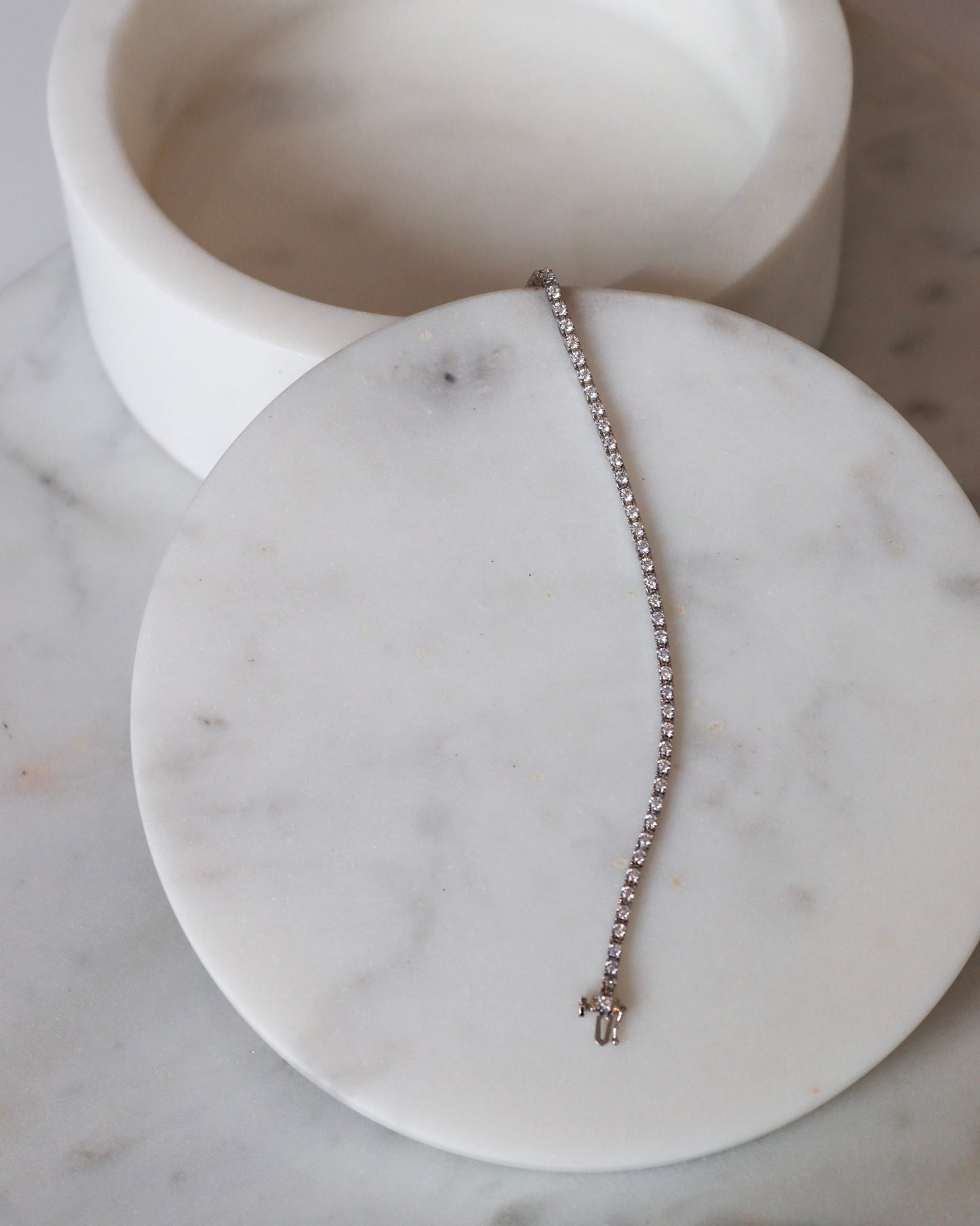 Diamond tennis bracelets in white gold - timeless elegance