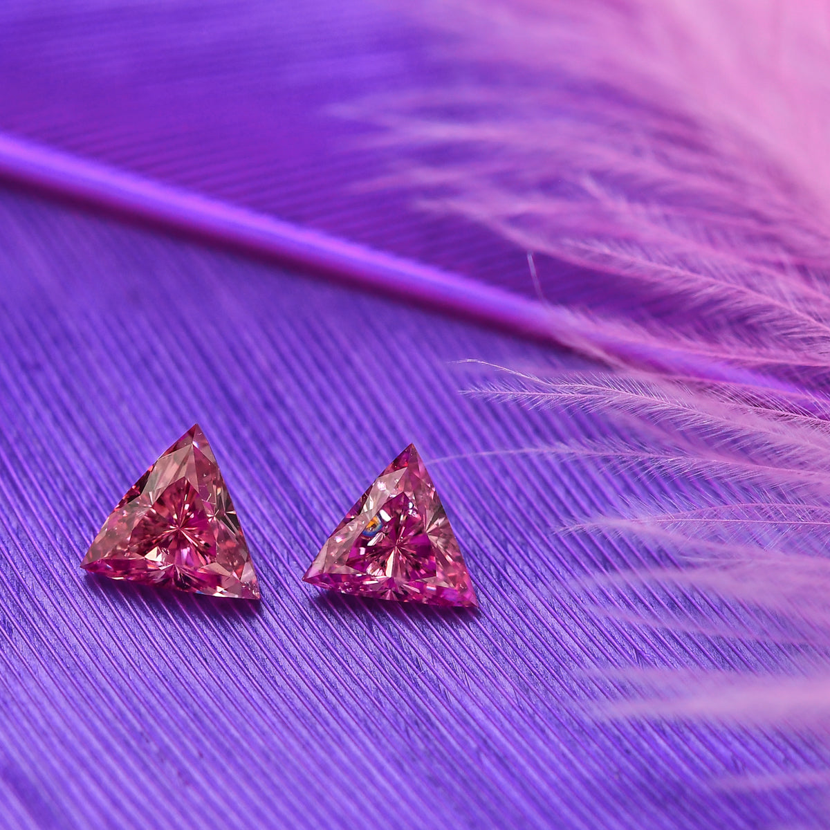 0,37 Karat Fancy Intense Purplish Pink Triangle Diamonds I1