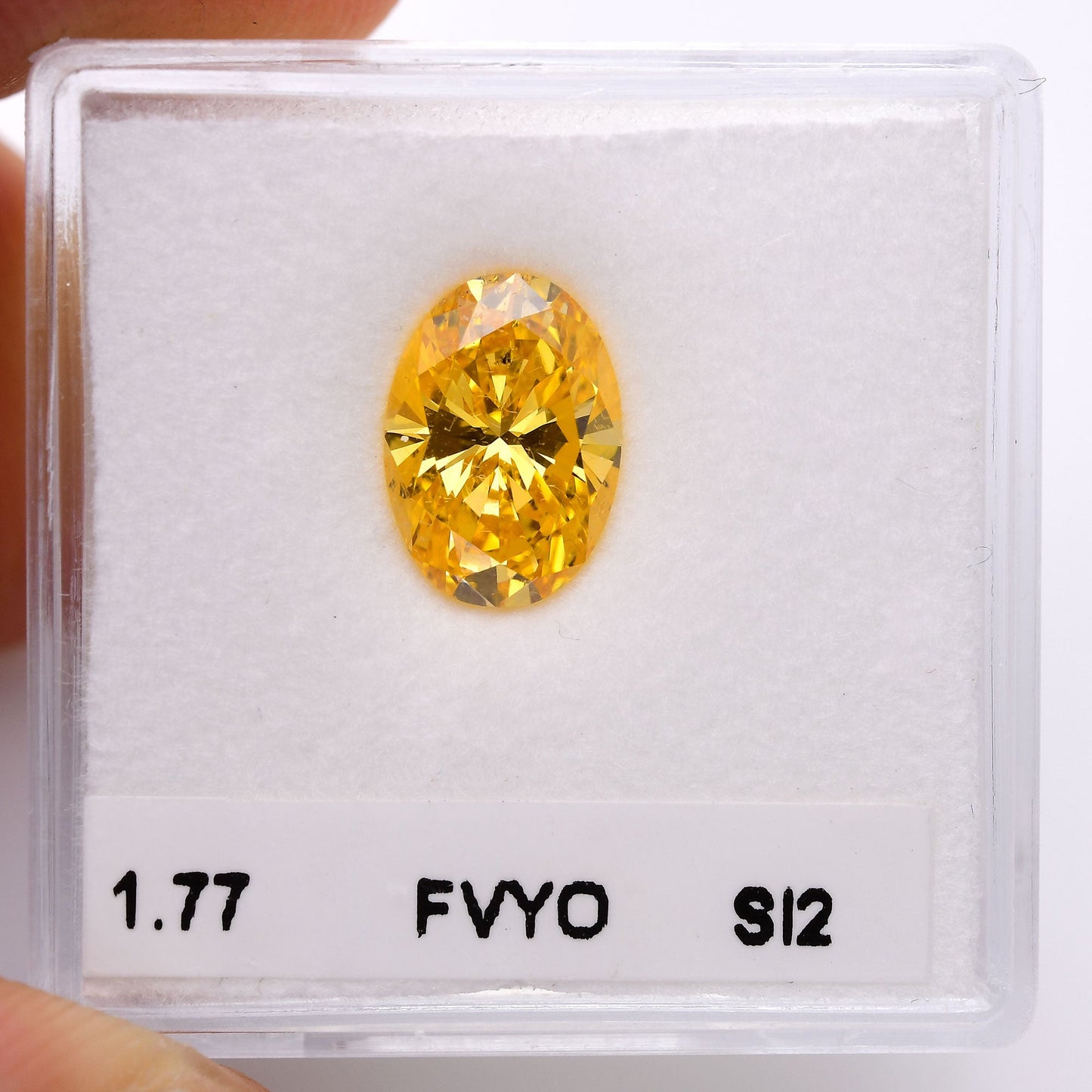 1,77 Karat Fancy Vivid Yellow Orange Ovaler Diamant SI2 GIA