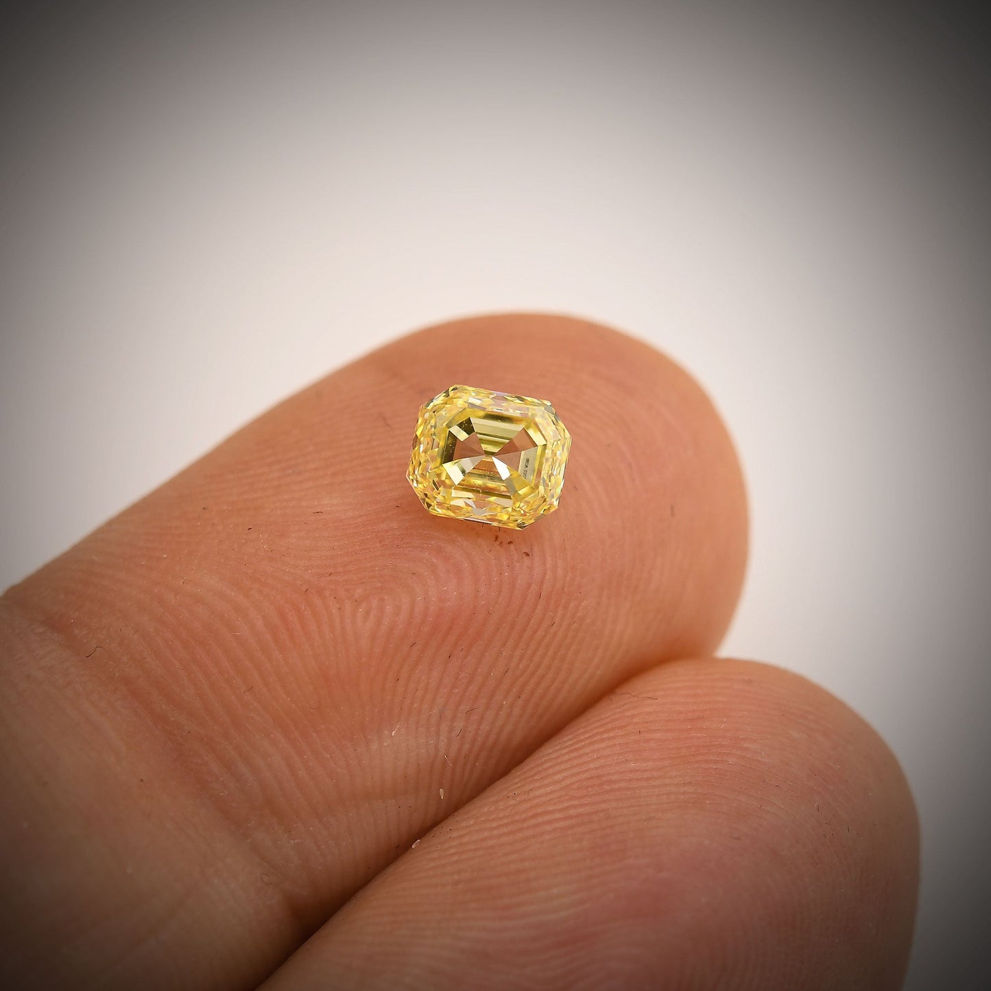 0,77 Karat Fancy Yellow Emerald Diamond VS2 GIA
