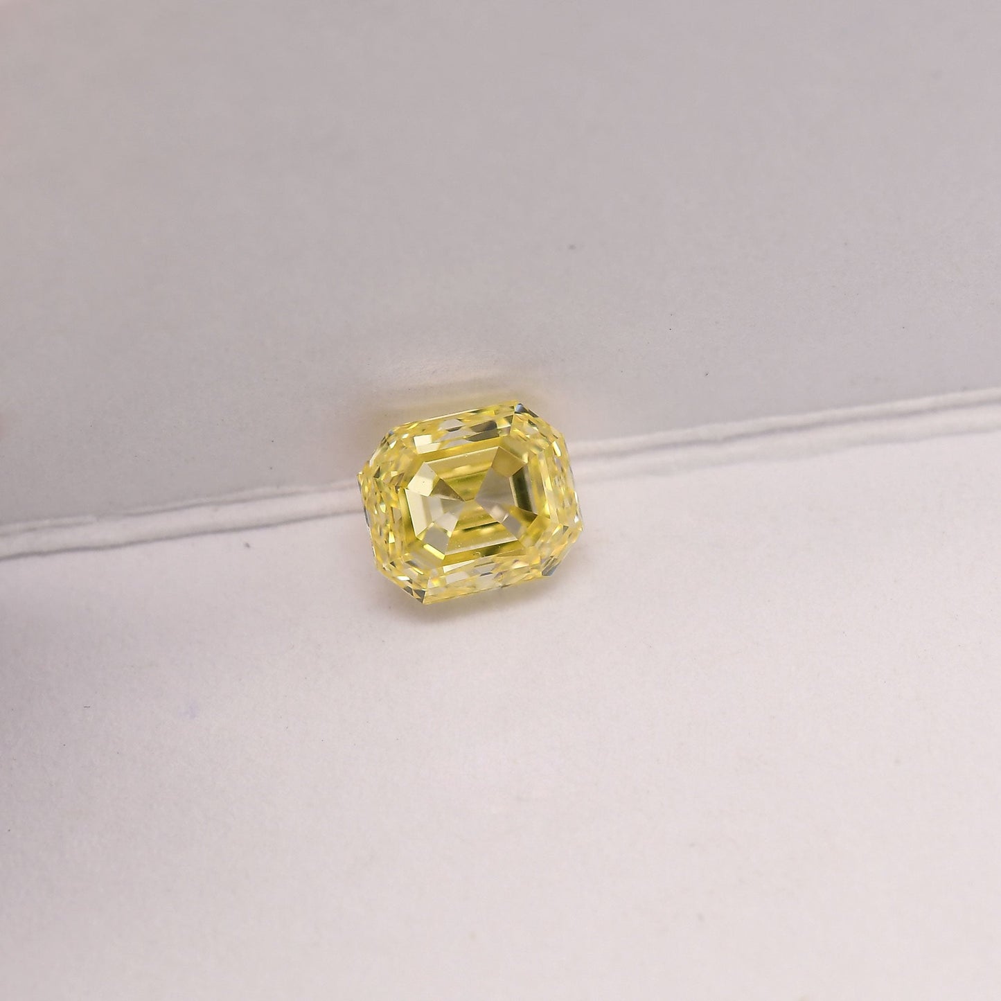 0,77 Karat Fancy Yellow Emerald Diamond VS2 GIA