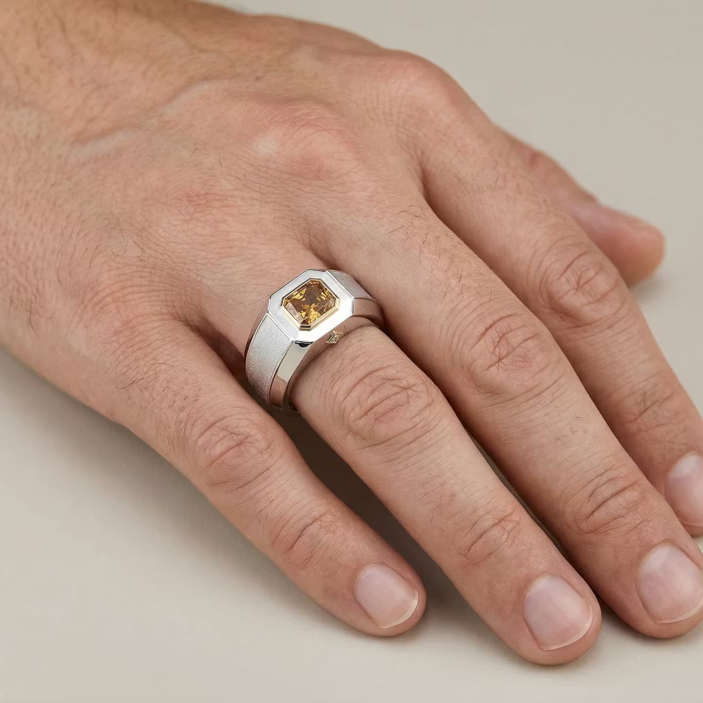 Herrenring mit einem ausgefallenen, tiefbraun-gelblich-orangenen Diamanten