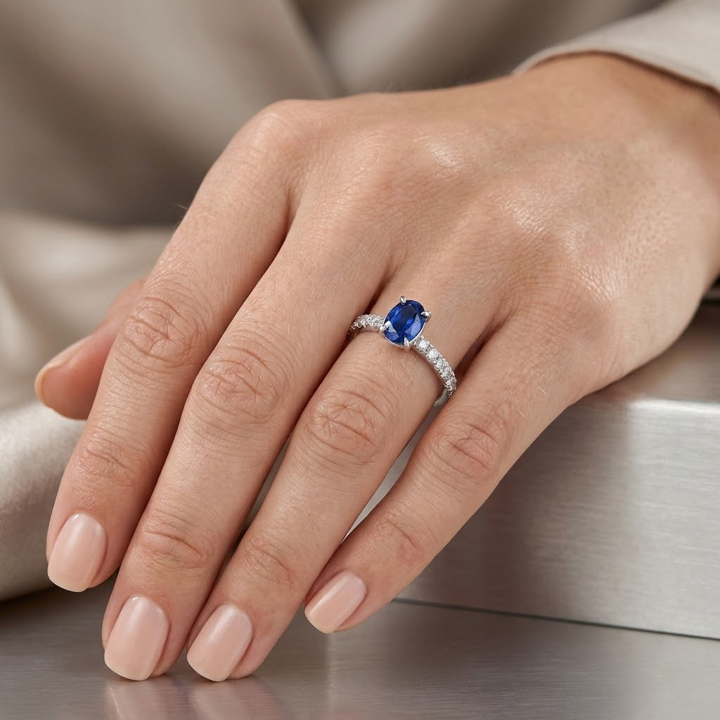Ovaler Saphir-Seitenstein-Diamantring