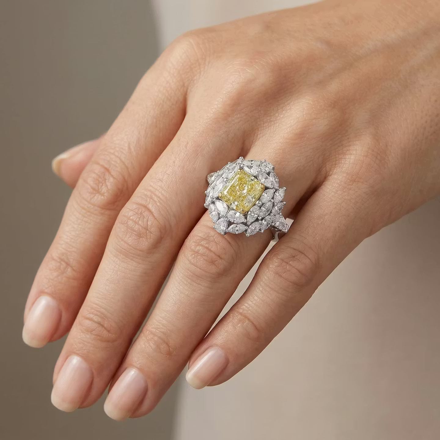 Außergewöhnlicher Ring mit grünem und gelbem Kissen-Diamanten
