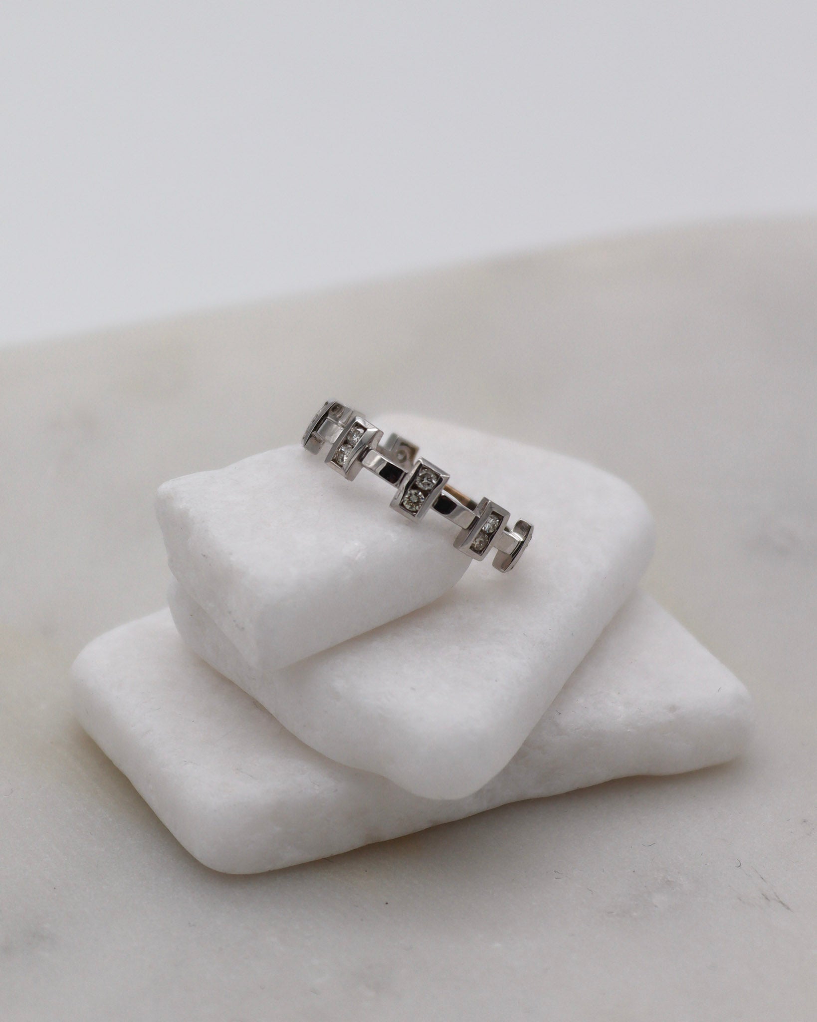 Vintage-Ring Mia mit 1.0ct Brillant und 14 Diamanten im Kronenstil, aus 585er Weißgold, erhältlich in München und Augsburg