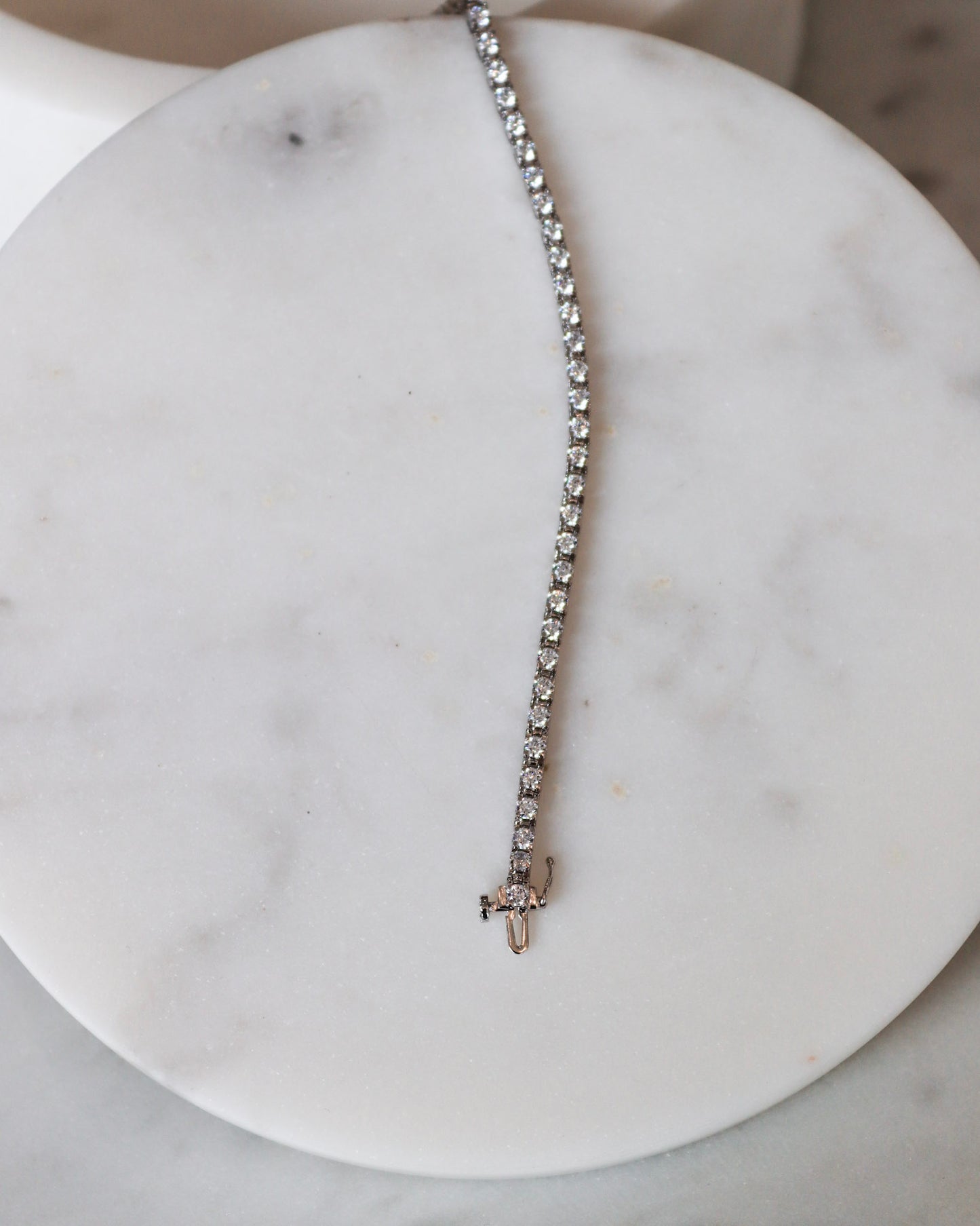 Diamond tennis bracelets in white gold - timeless elegance