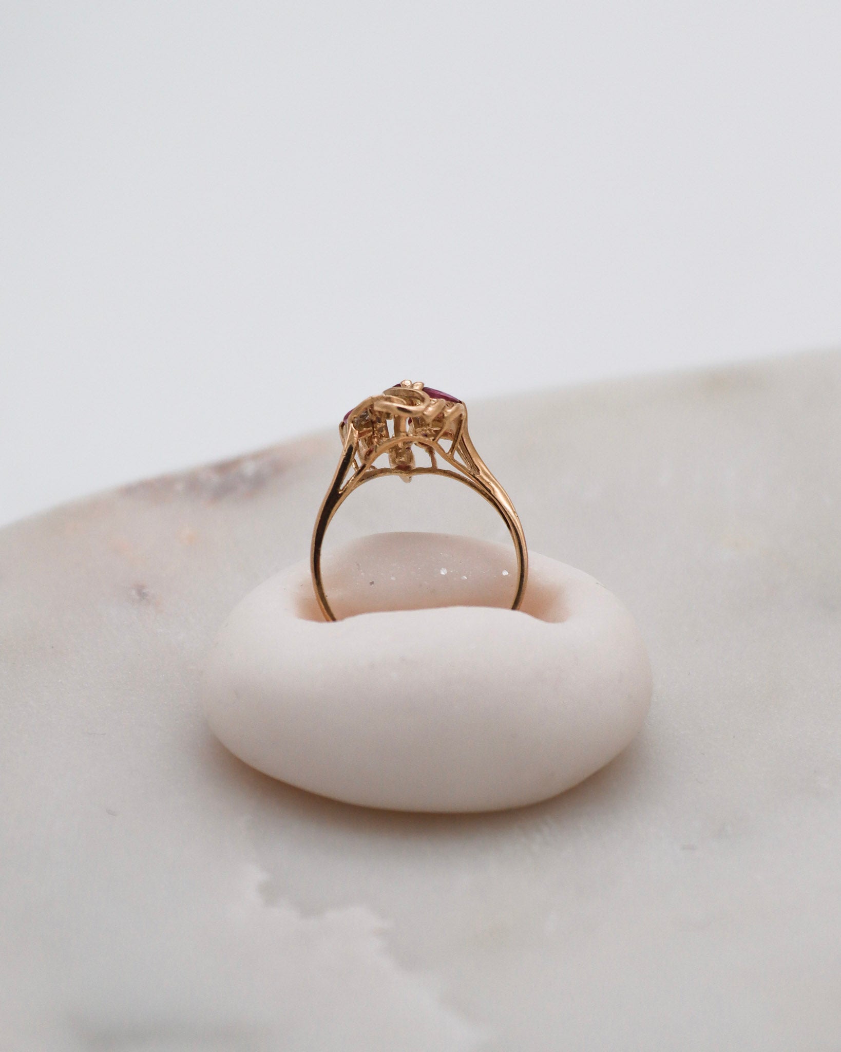 Vintage-Ring Erica mit 0.35ct pinken Saphiren und 0.03ct Diamanten in 585er Gelbgold – erhältlich in München und Augsburg