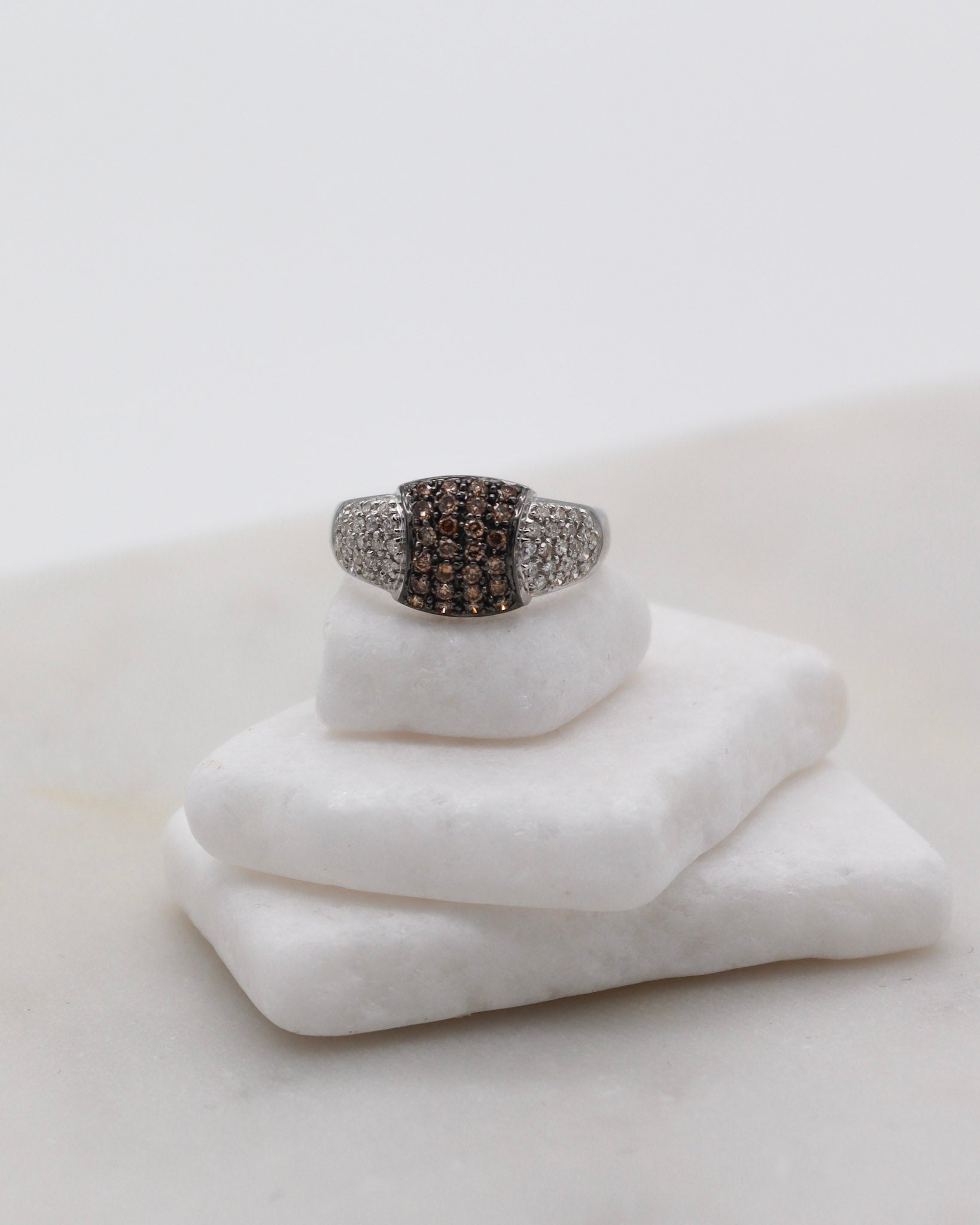 Vintage-Ring Edith mit 0.34ct braunen Diamanten & 0.43ct Brillanten in 585er Gelbgold & schwarzem Rhodium – erhältlich in München und Augsburg
