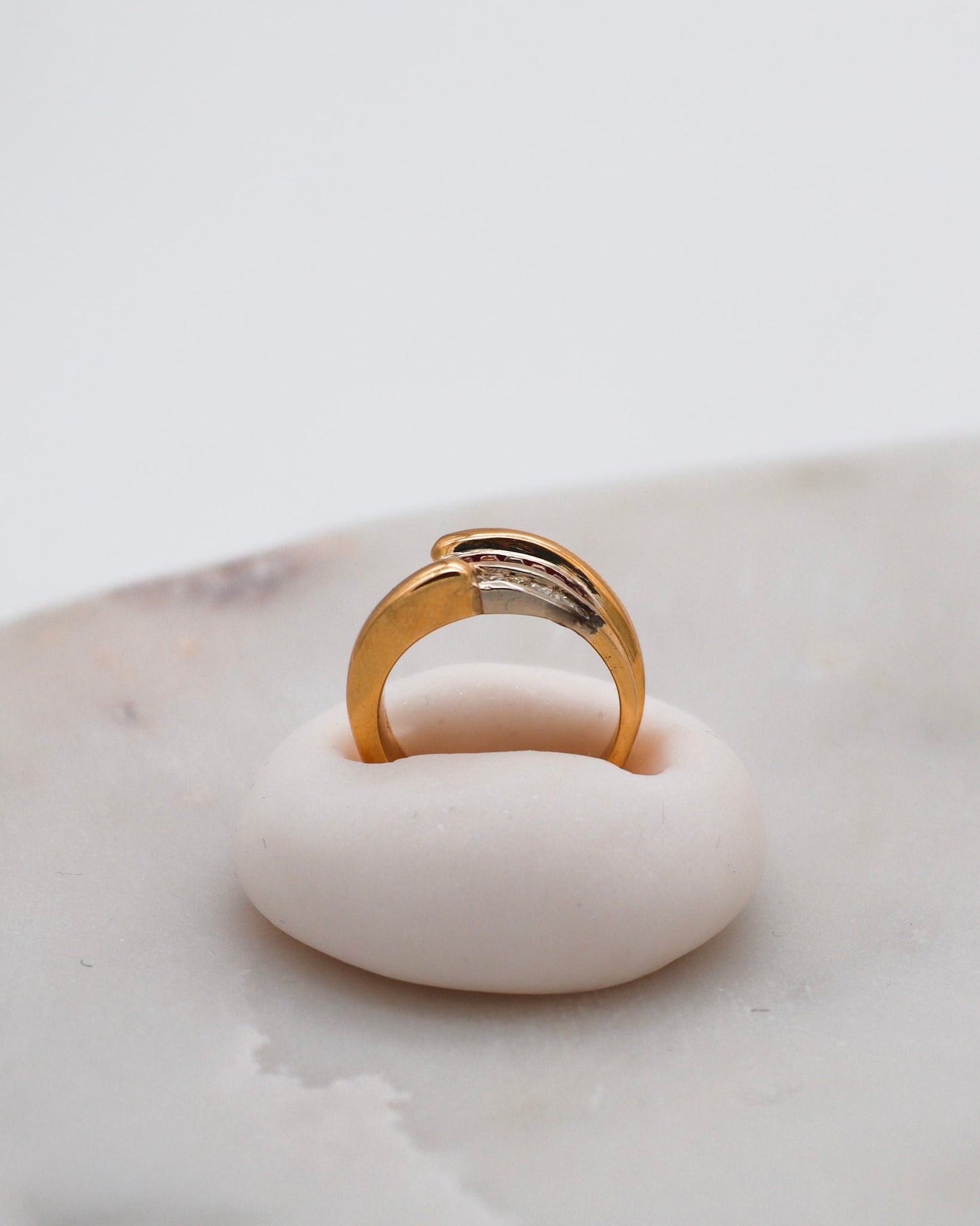 Vintage-Ring Cleo mit 0.40ct Rubinen & 0.40ct Brillanten im Princess Cut, gefasst in 585er Gelbgold – erhältlich in München und Augsburg