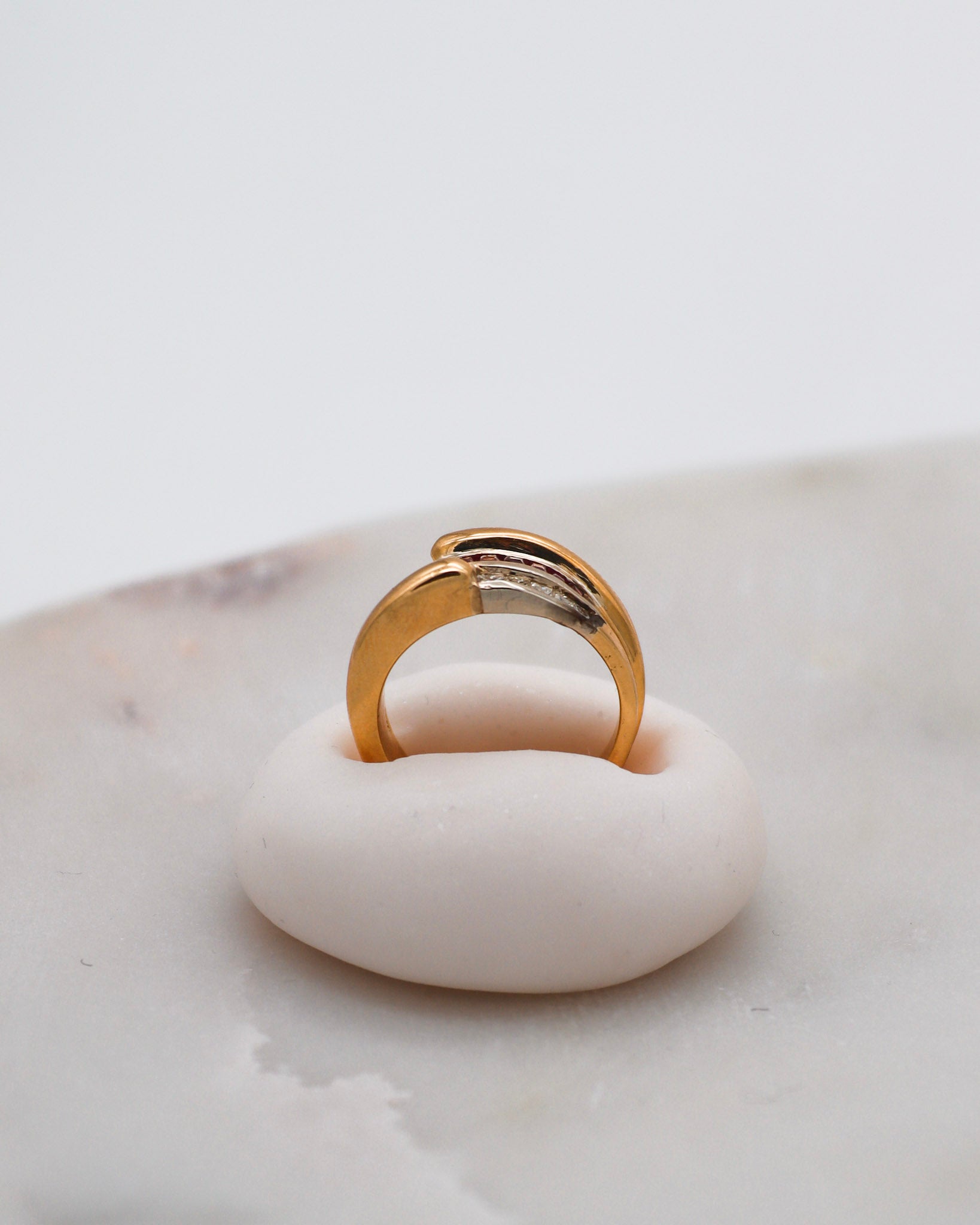 Vintage-Ring Cleo mit 0.40ct Rubinen & 0.40ct Brillanten im Princess Cut, gefasst in 585er Gelbgold – erhältlich in München und Augsburg