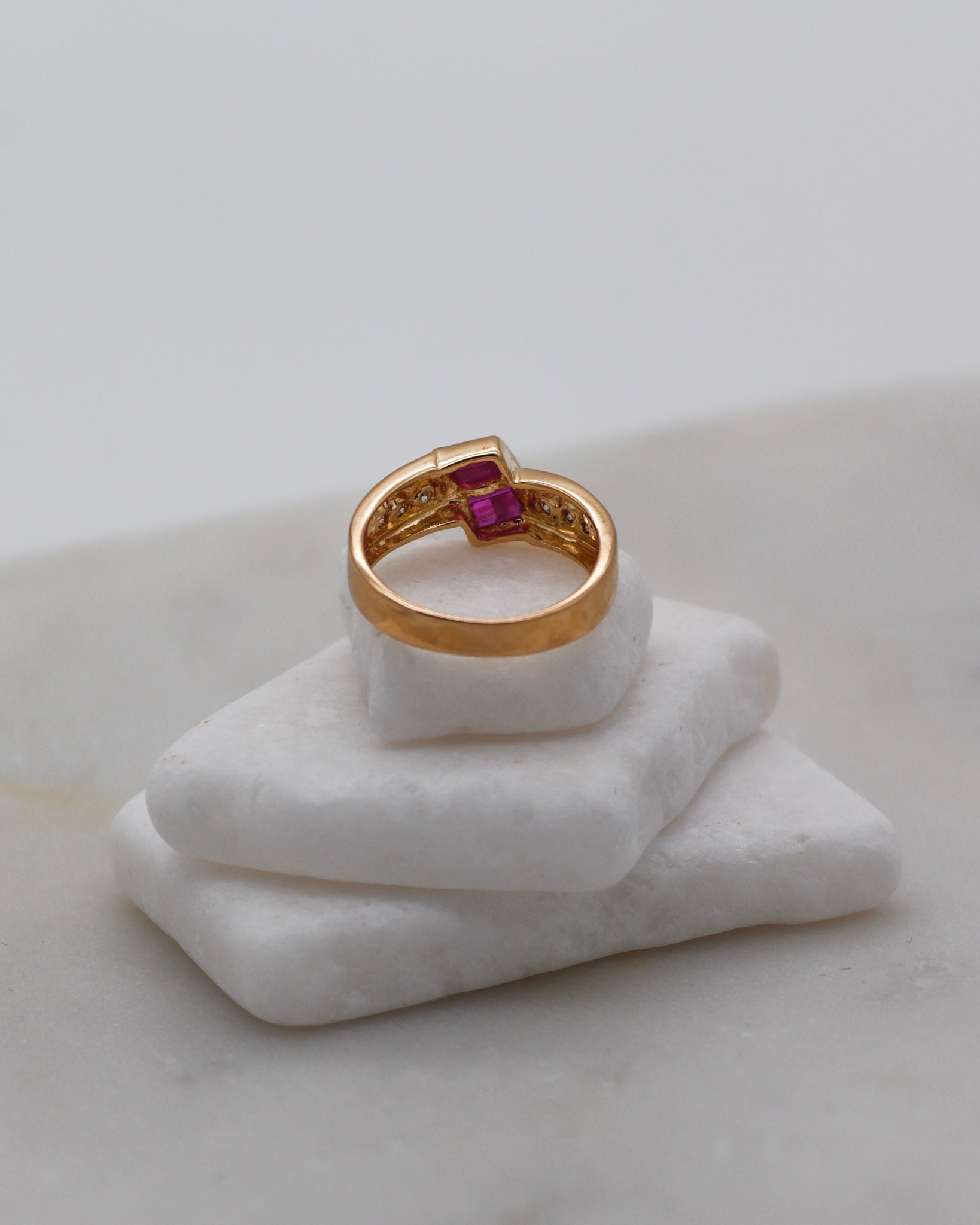 Vintage-Ring Joni mit 0.95ct Rubinen & 0.08ct Brillanten in 585er Gelbgold, Invisible & Bezel Setting – erhältlich in München und Augsburg