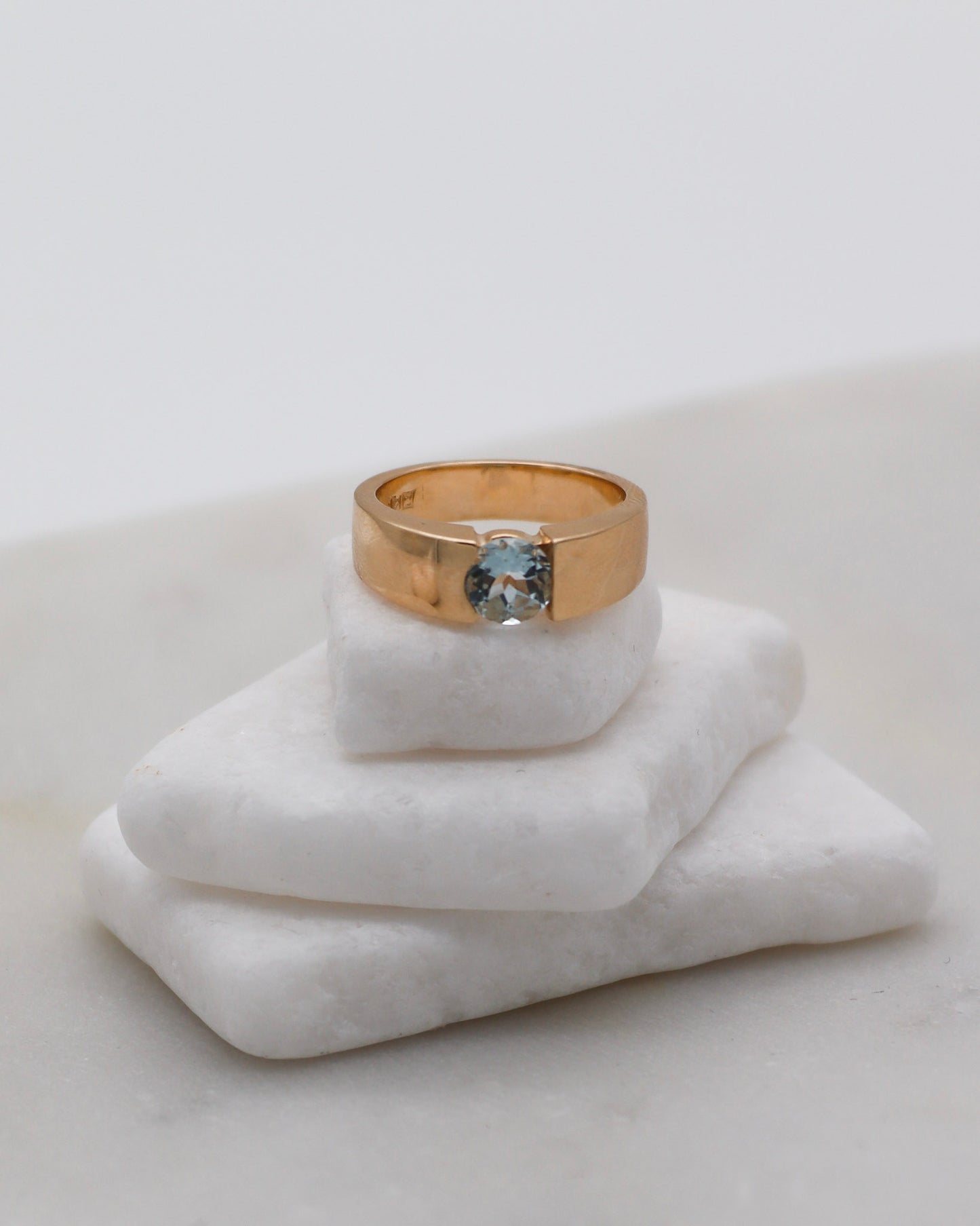 Vintage-Ring Julie mit 0.5ct rundem Aquamarin und Spangring-Fassung in 585er Gelbgold – erhältlich in München und Augsburg