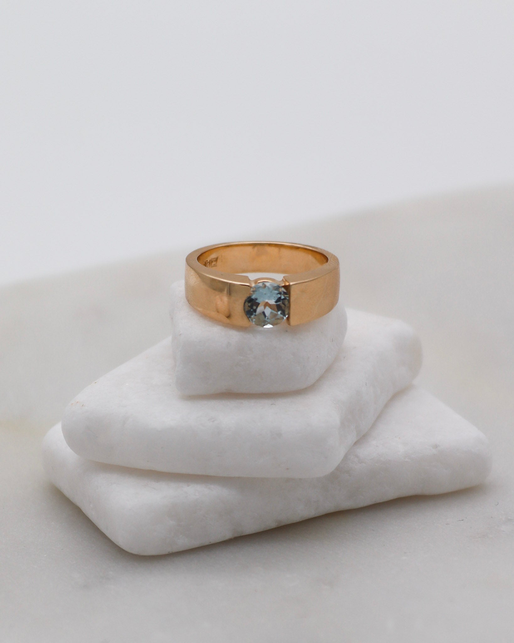Vintage-Ring Julie mit 0.5ct rundem Aquamarin und Spangring-Fassung in 585er Gelbgold – erhältlich in München und Augsburg