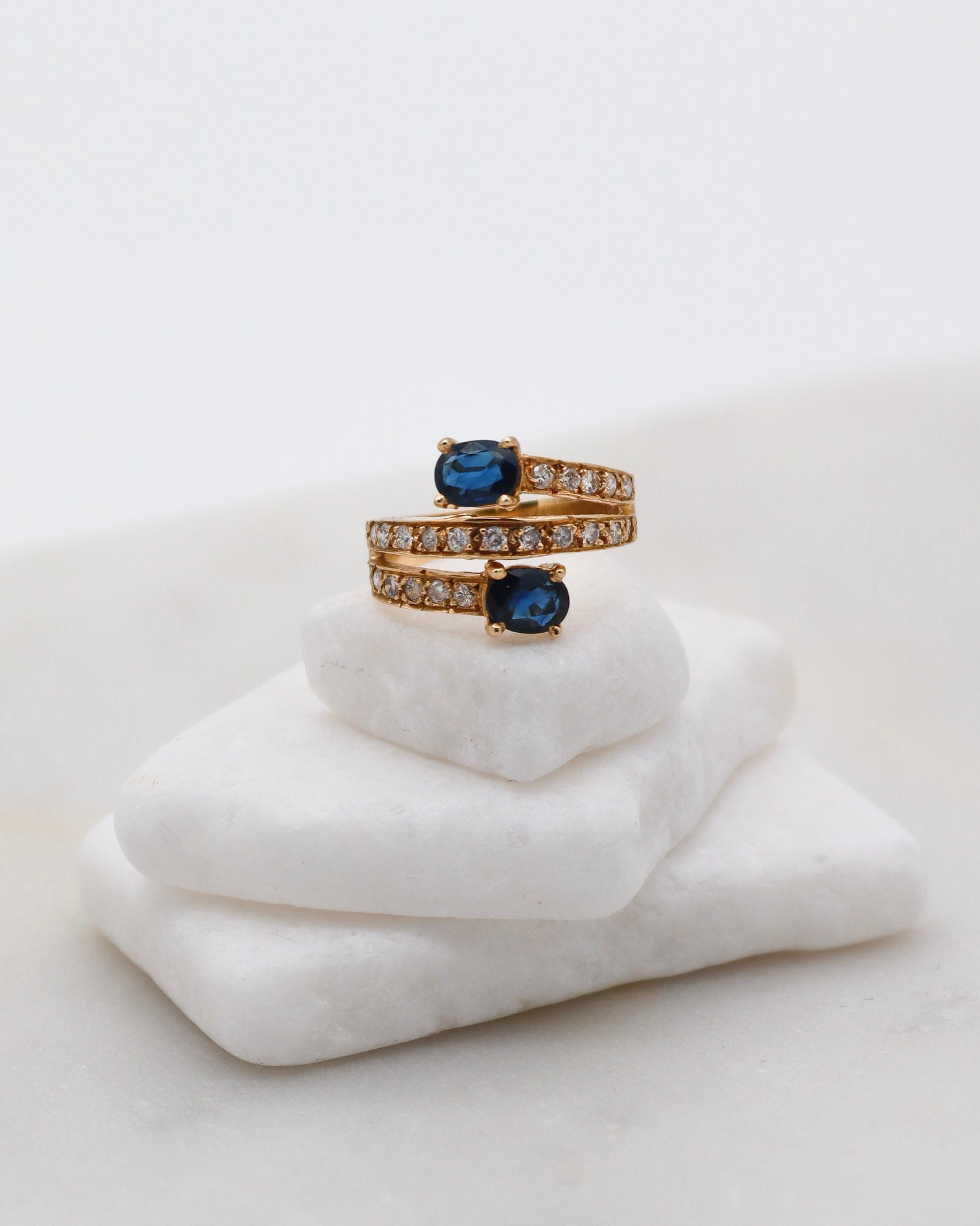 Vintage-Ring Shirley mit 0.80ct Saphiren & 0.42ct Brillanten, geteilte Ringschiene aus 585er Gelbgold – erhältlich in München und Augsburg

