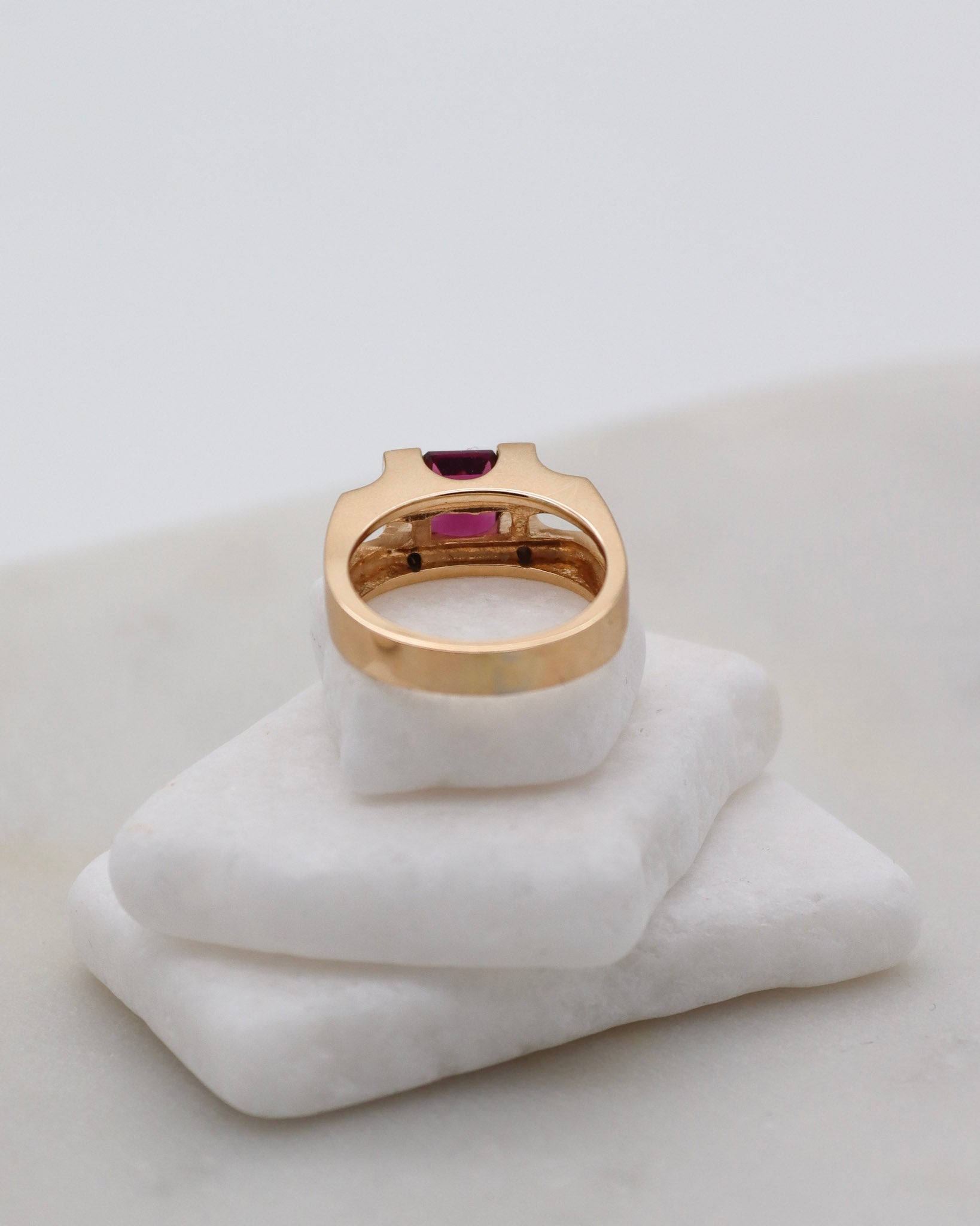 Vintage-Ring Golda mit 0.5ct Marquise-Granat, Halo aus Brillanten & weiteren Granaten in 585er Gelbgold – erhältlich in München und Augsburg

