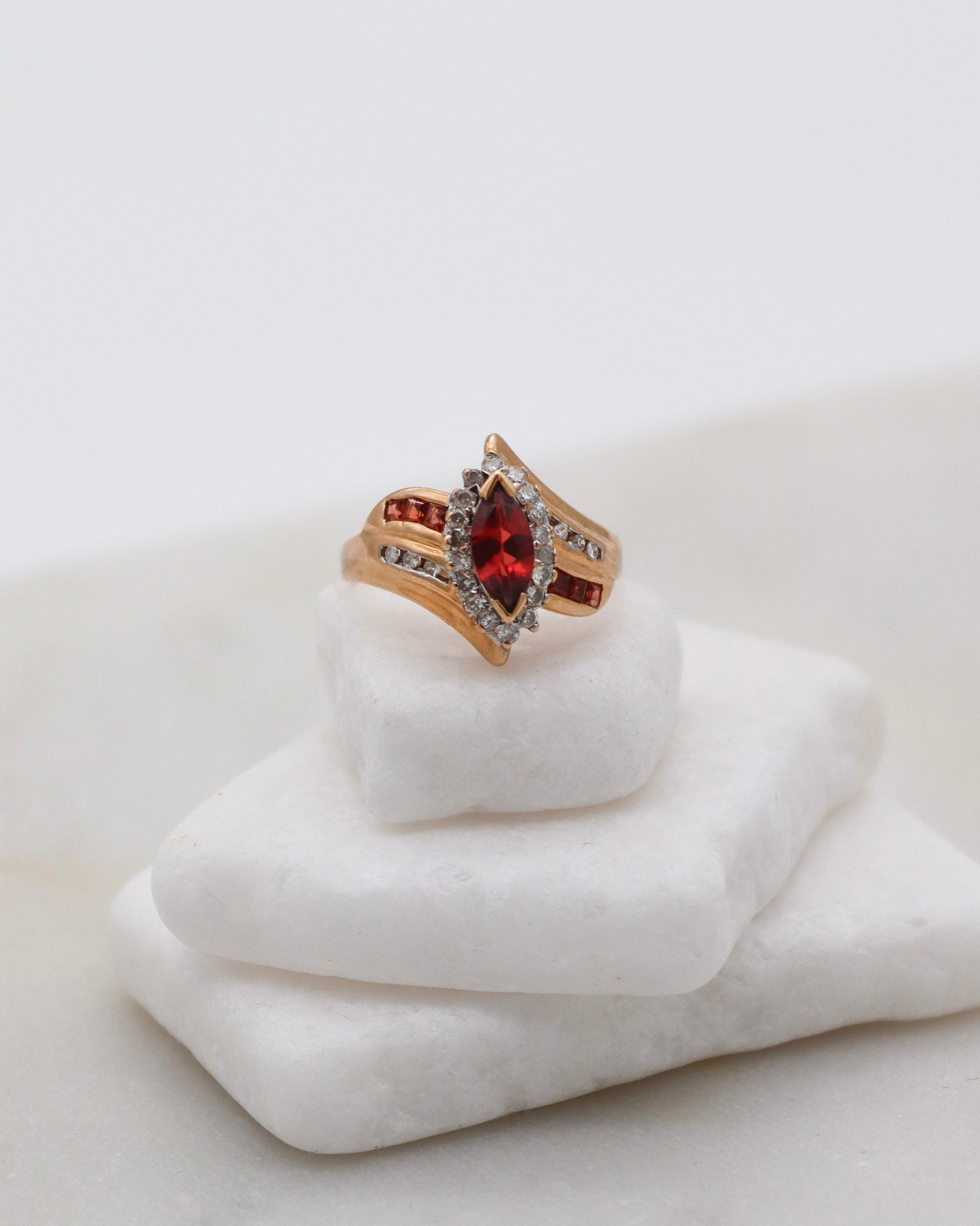 Vintage-Ring Claudia mit 0.5ct Marquise-Granat, Brillanten & Princess Cut Granaten in 585er Gelbgold – erhältlich in München und Augsburg

