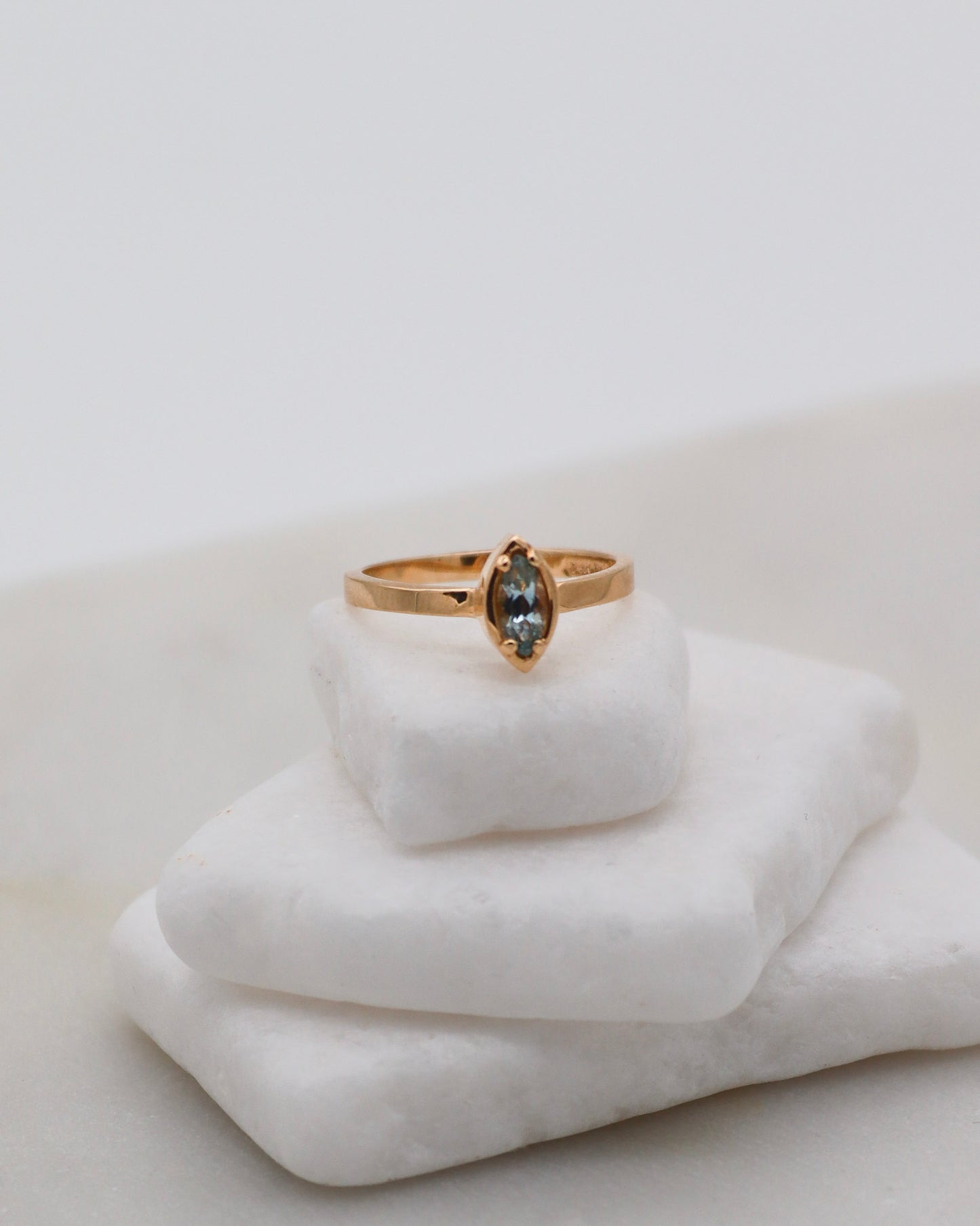 Vintage-Ring Patsy mit 0.20ct marquiseschliffenem Topas in Hybridfassung aus 585er Gelbgold – erhältlich in München und Augsburg
