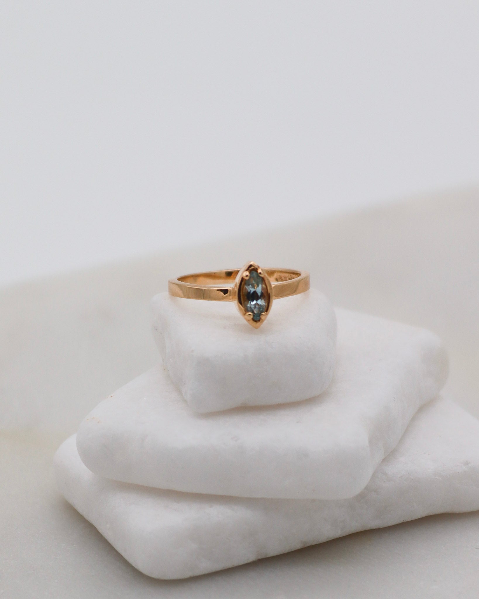 Vintage-Ring Patsy mit 0.20ct marquiseschliffenem Topas in Hybridfassung aus 585er Gelbgold – erhältlich in München und Augsburg
