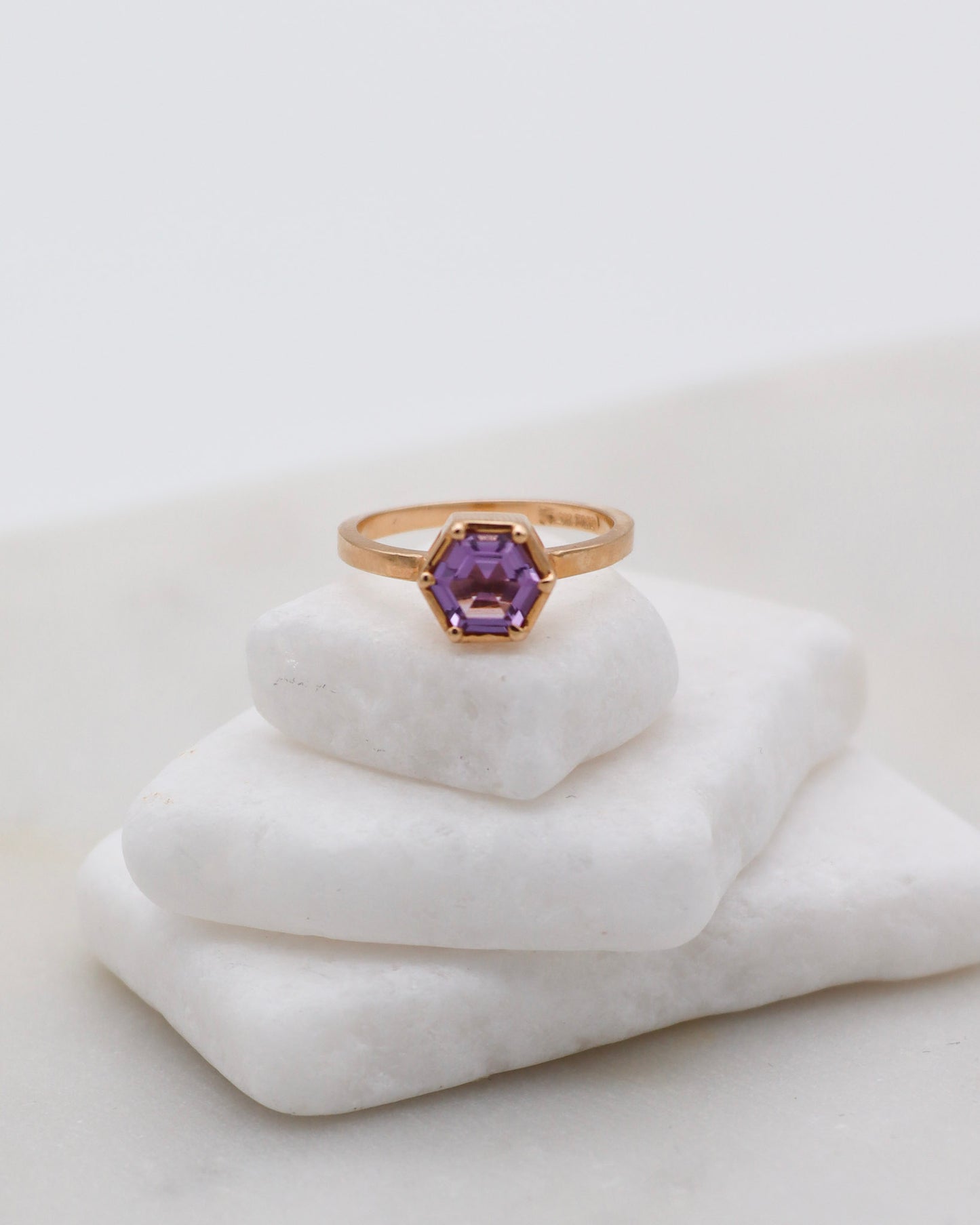 Vintage-Ring Delia mit 0.70ct Hexagon-Amethyst in Bezel- und Krappenfassung aus 585er Gelbgold – erhältlich in München und Augsburg