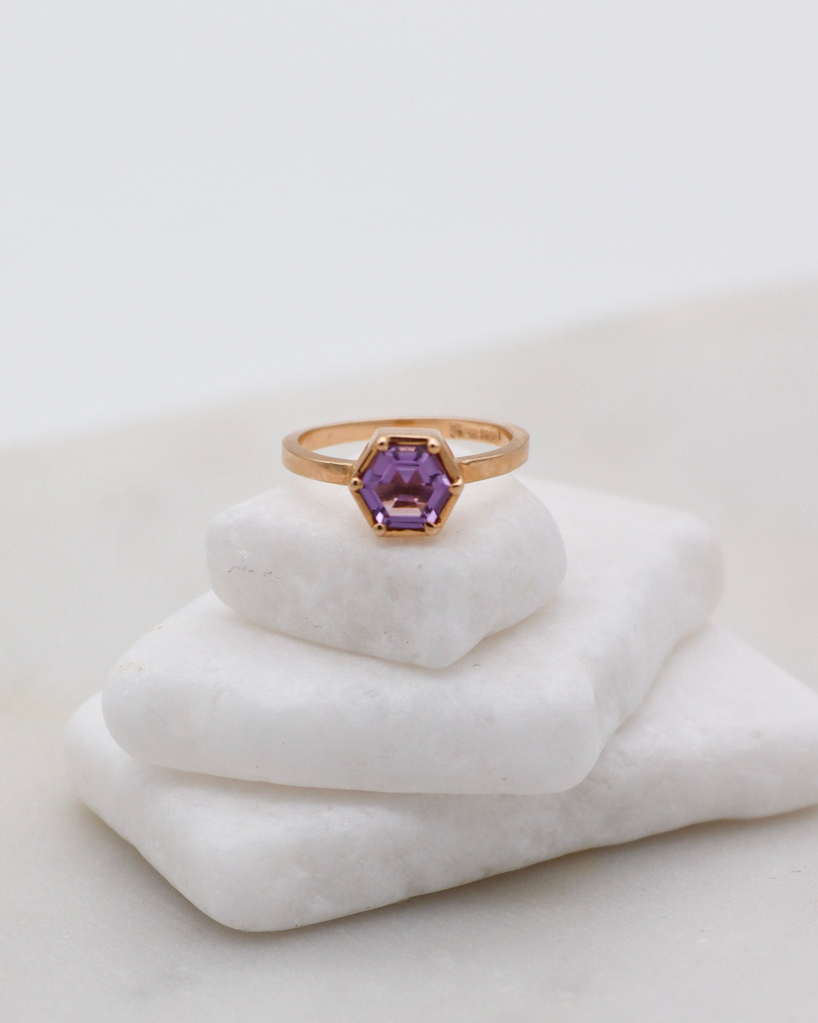 Vintage-Ring Delia mit 0.70ct Hexagon-Amethyst in Bezel- und Krappenfassung aus 585er Gelbgold – erhältlich in München und Augsburg