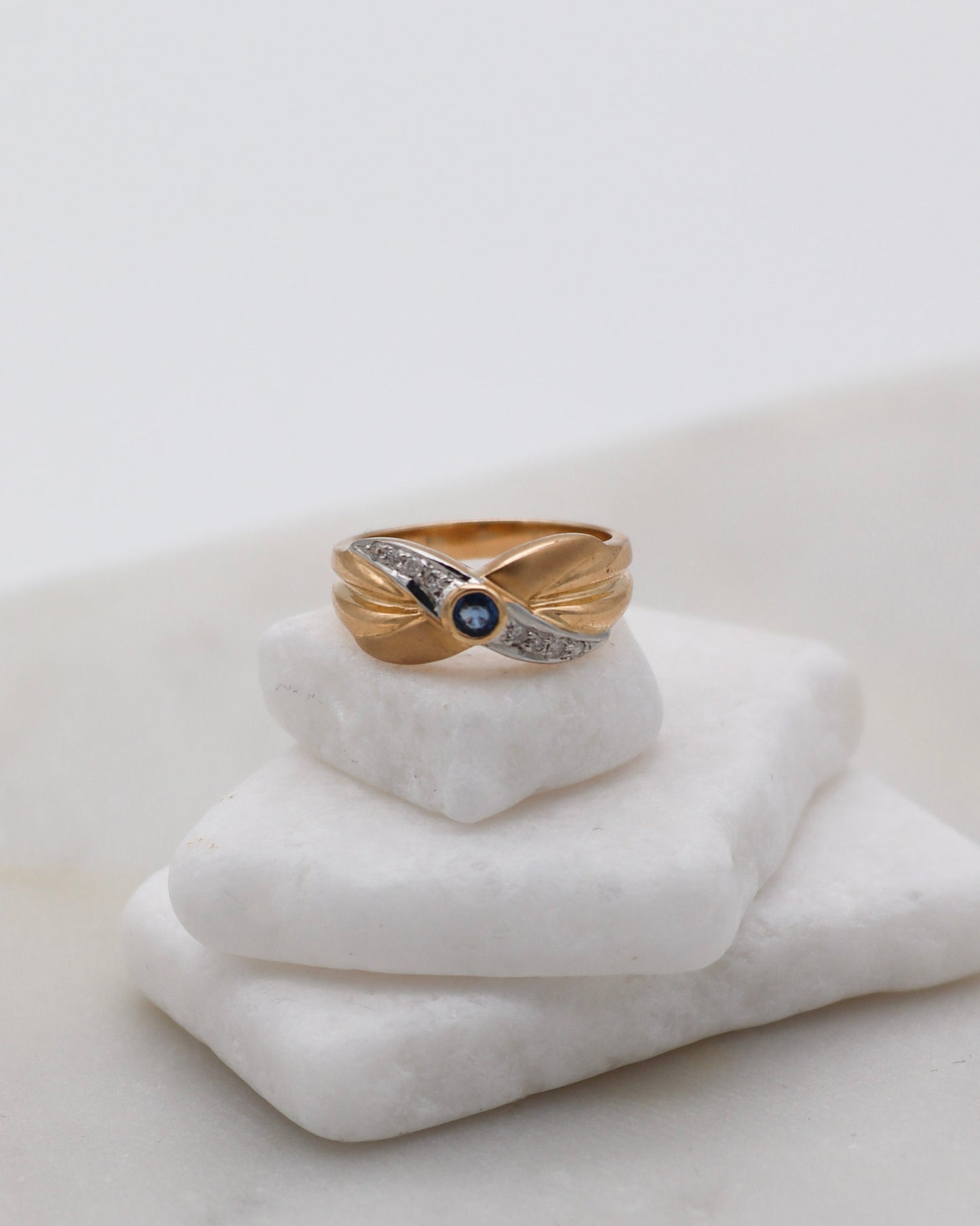 Vintage-Ring Margarethe mit 0.16ct Saphir & 0.08ct Brillanten in matter Bicolor-Optik aus 585er Gelb- und Weißgold – erhältlich in München und Augsburg