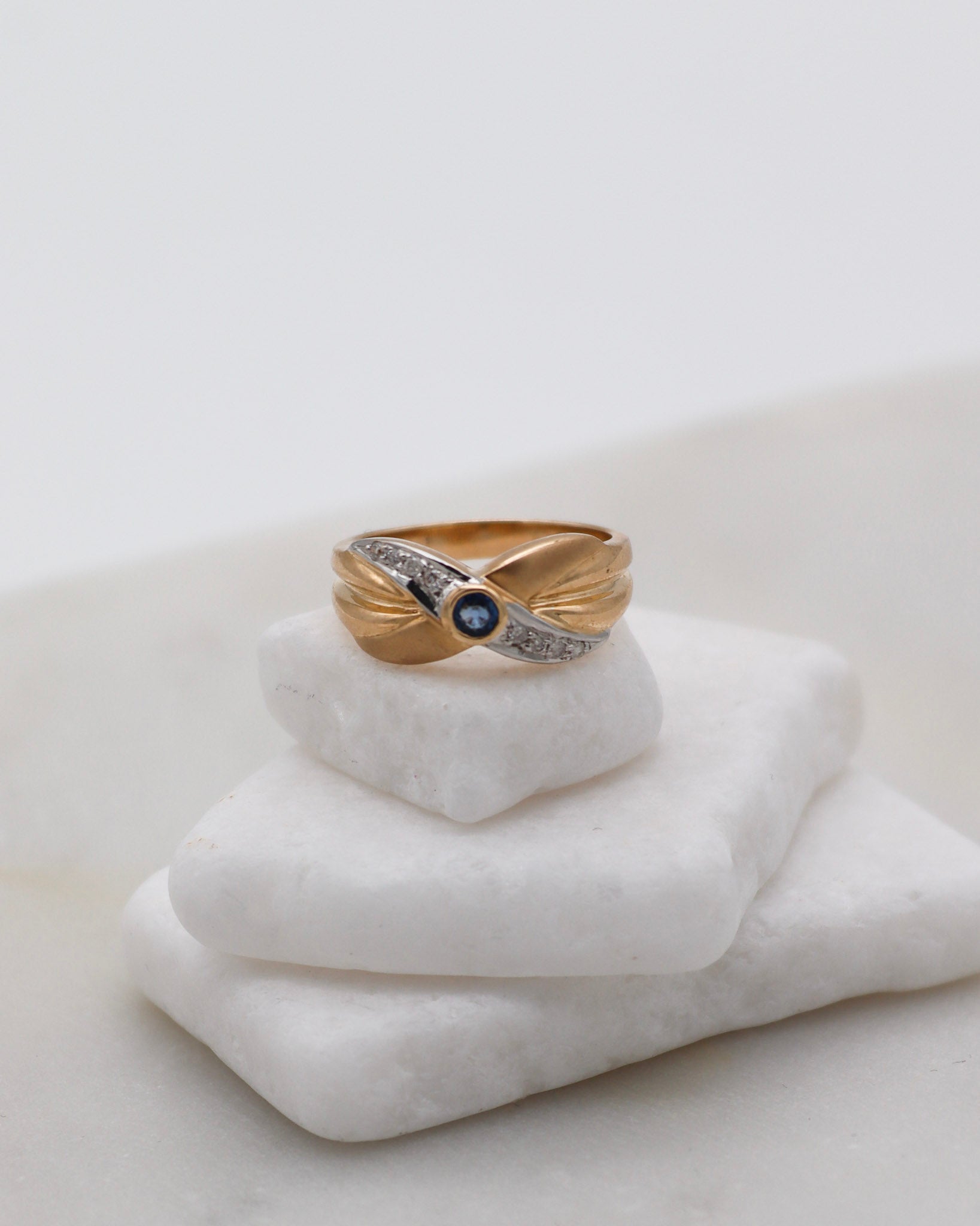 Vintage-Ring Margarethe mit 0.16ct Saphir & 0.08ct Brillanten in matter Bicolor-Optik aus 585er Gelb- und Weißgold – erhältlich in München und Augsburg
