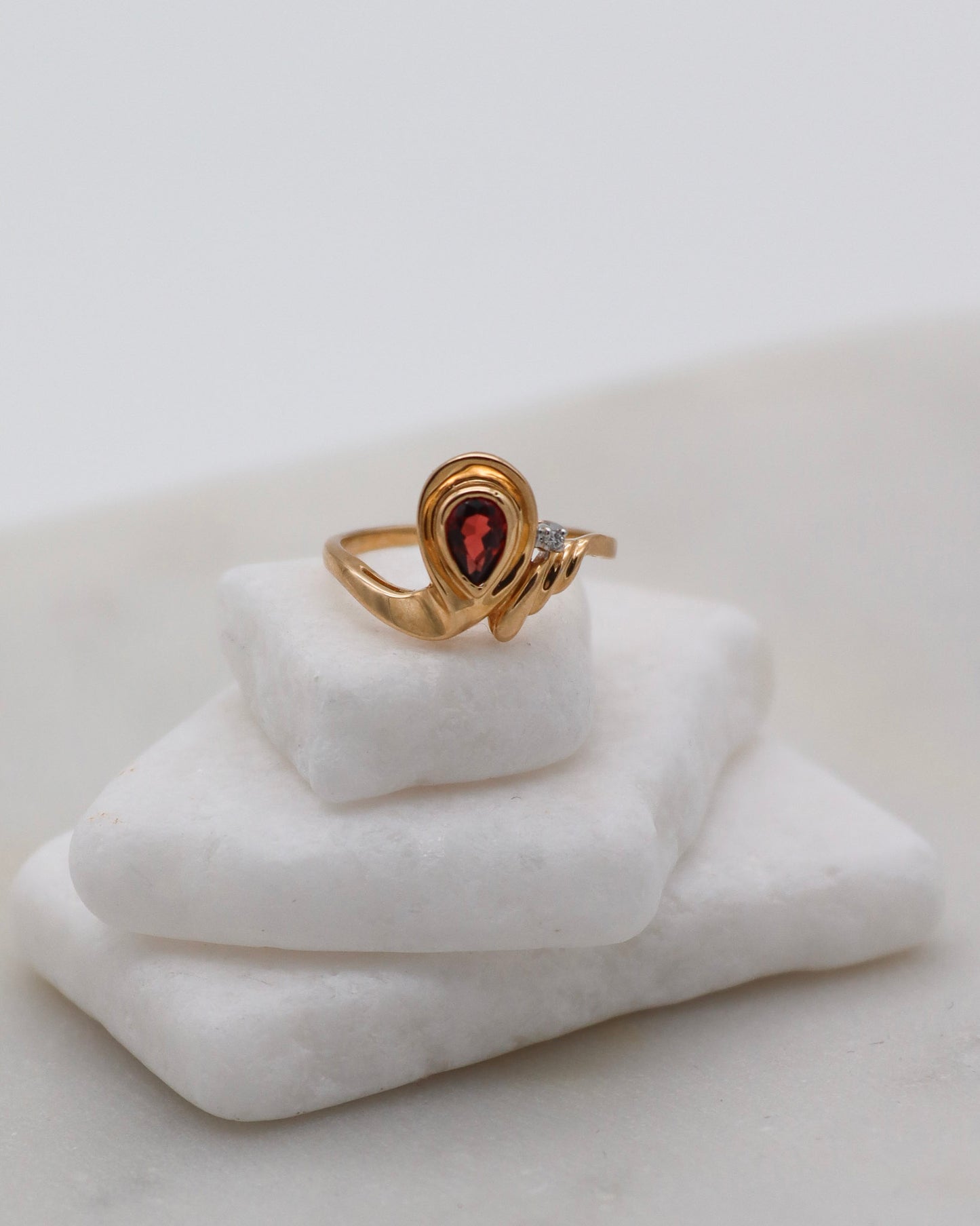 Vintage-Ring Helen mit 0.20ct Pear-Granat & 0.01ct Diamant in Bezel-Fassung aus 585er Gelbgold – erhältlich in München und Augsburg