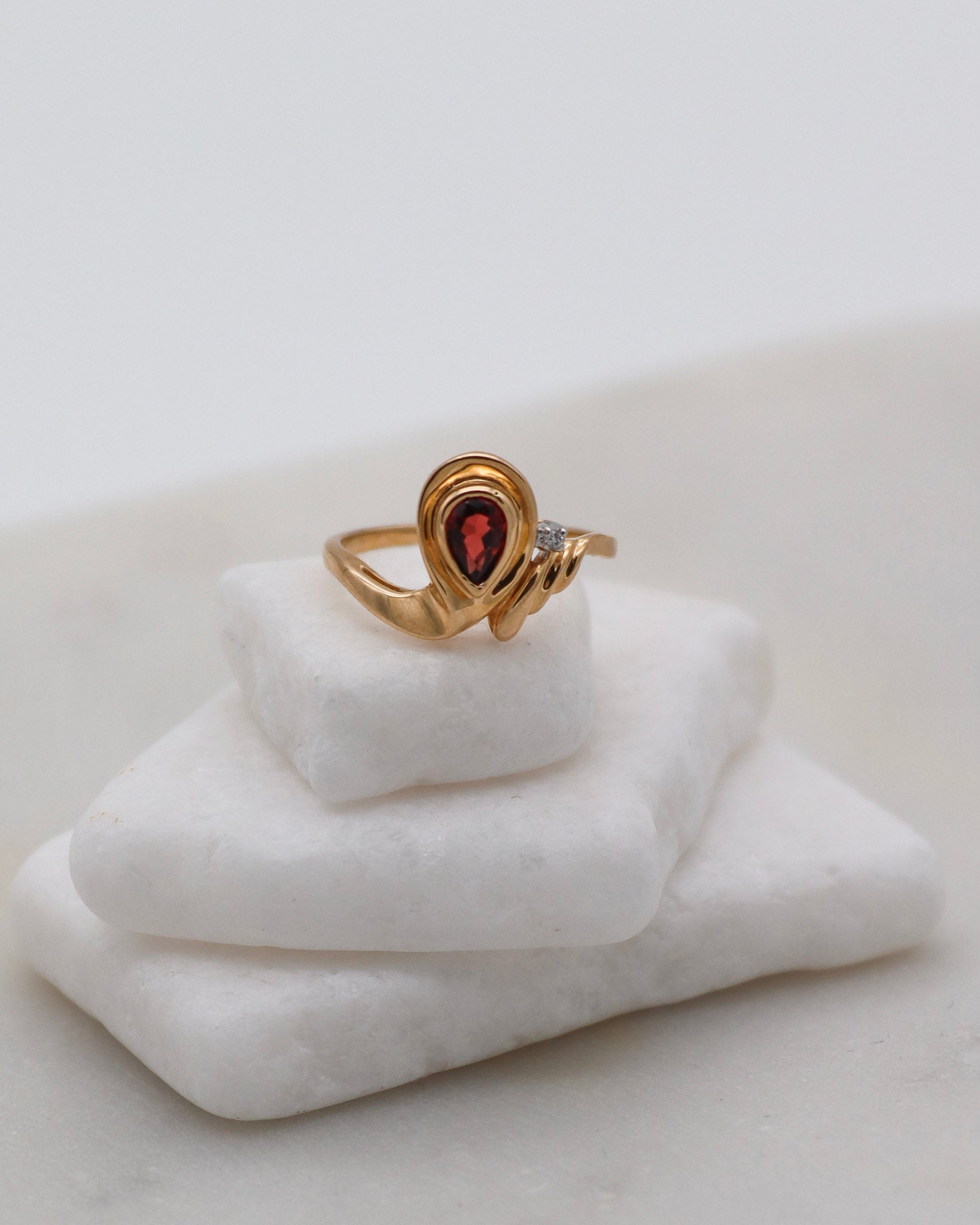Vintage-Ring Helen mit 0.20ct Pear-Granat & 0.01ct Diamant in Bezel-Fassung aus 585er Gelbgold – erhältlich in München und Augsburg